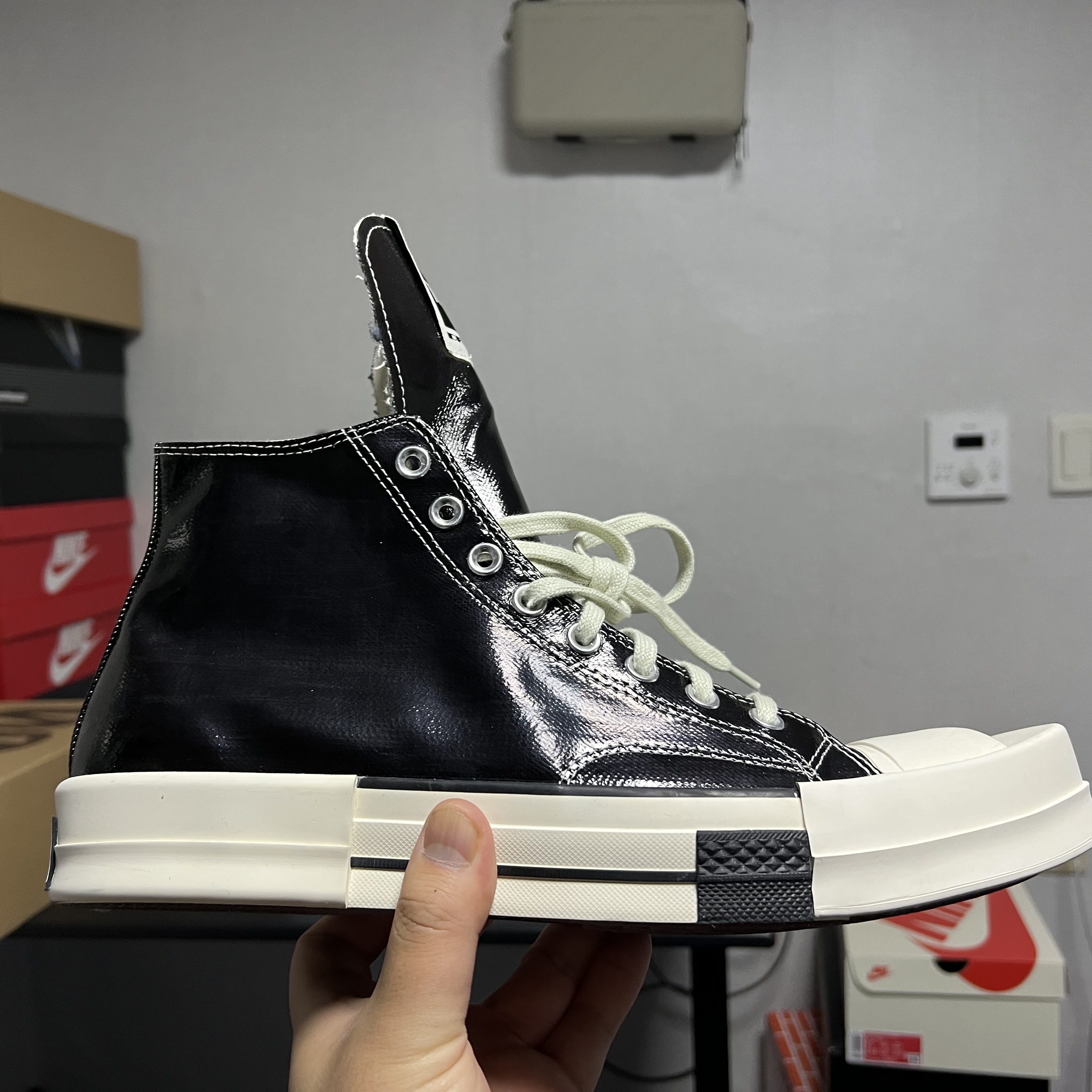 Converse x Drkshdw Turbodrk Chuck 70 Hi Black Lacquered Denim 착용 스타일 - 2
