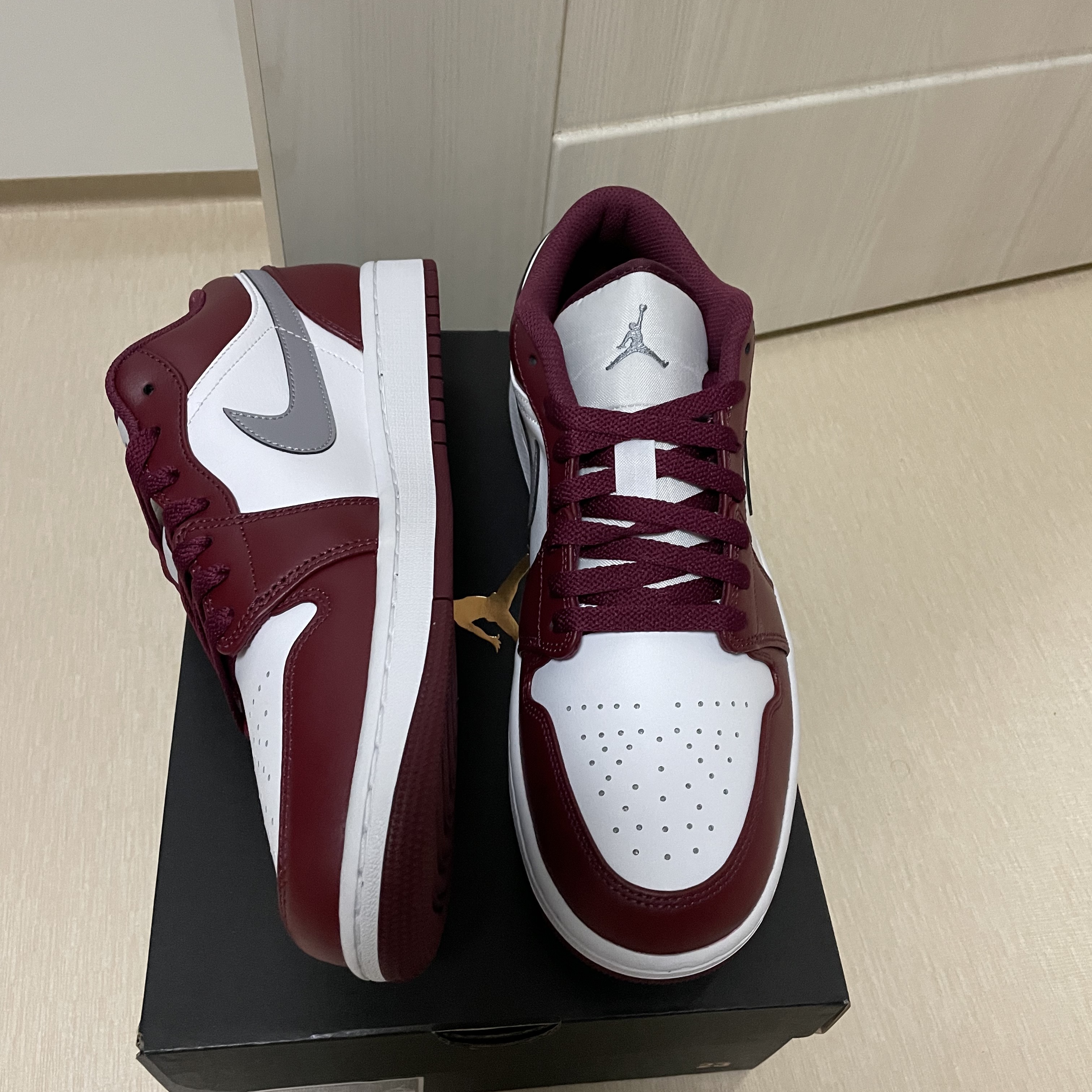 Jordan 1 Low Cherrywood Red 착용 스타일 - 4
