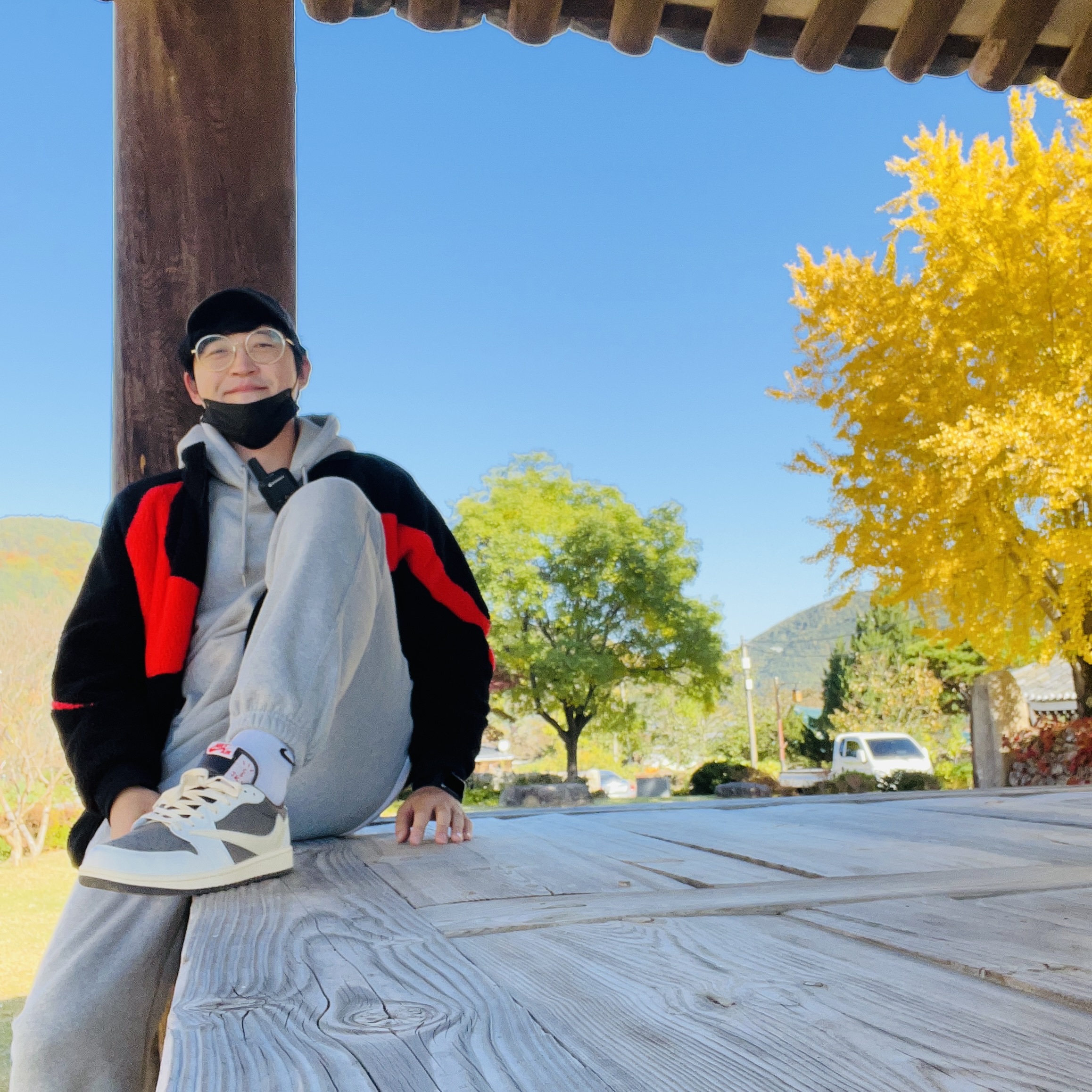 Jordan 1 x Travis Scott Retro Low OG SP Sail and Ridgerock, Nike Big Swoosh Full Zip Jacket Black Chili Red 착용 스타일