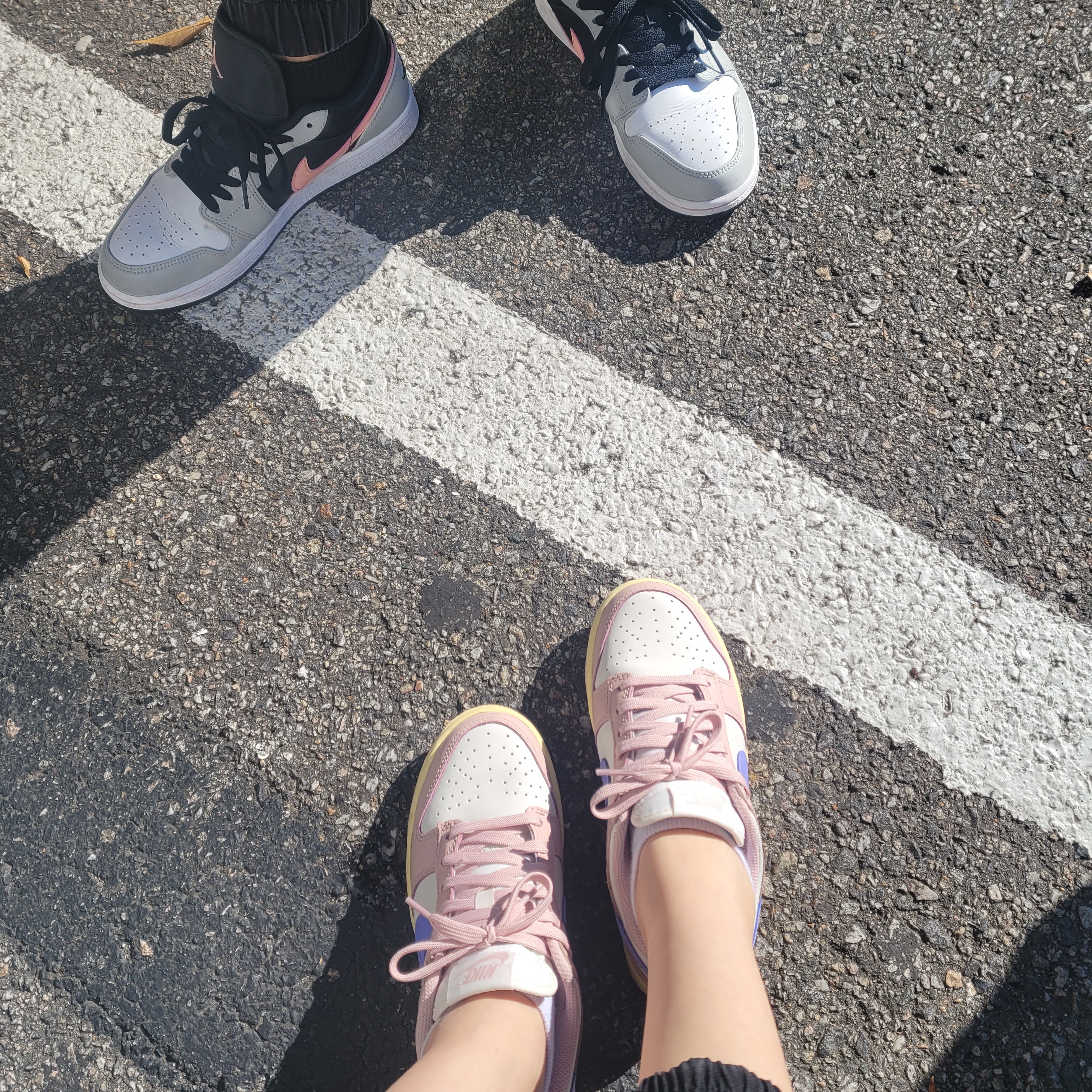 (W) Nike Dunk Low Pink Oxford, Jordan 1 Low Grey Fog Black Bleached Coral 착용 스타일 - 2