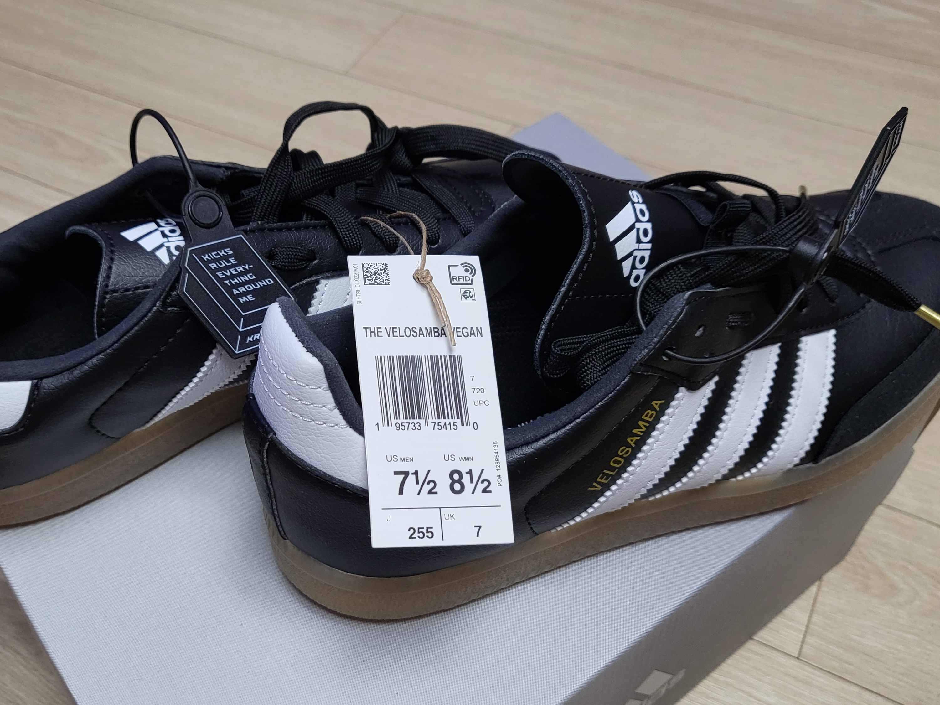 Adidas Velosamba Vegan Cycling Core Black 착용 스타일 - 4