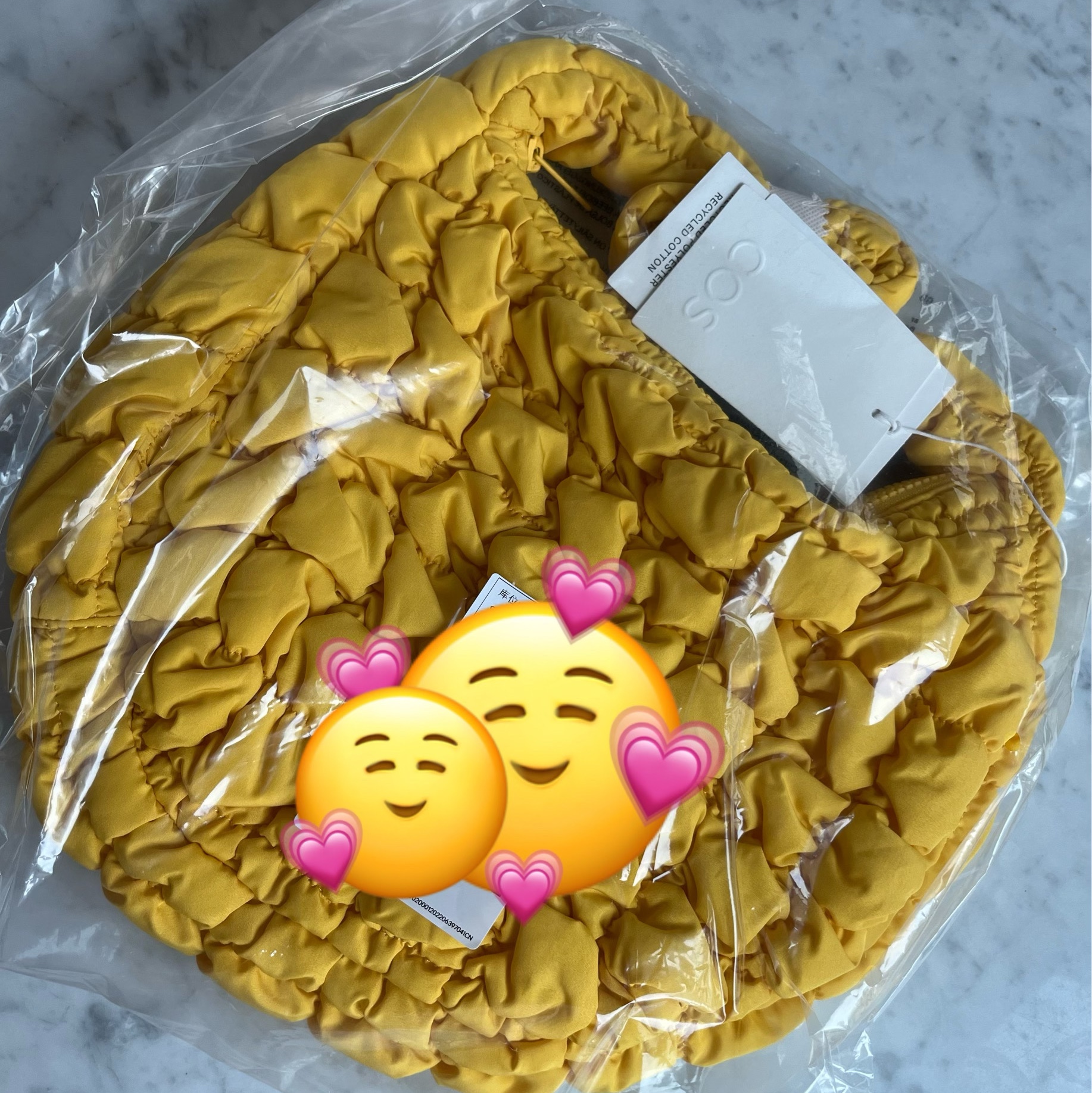 COS Quilted Mini Bag Yellow 착용 스타일