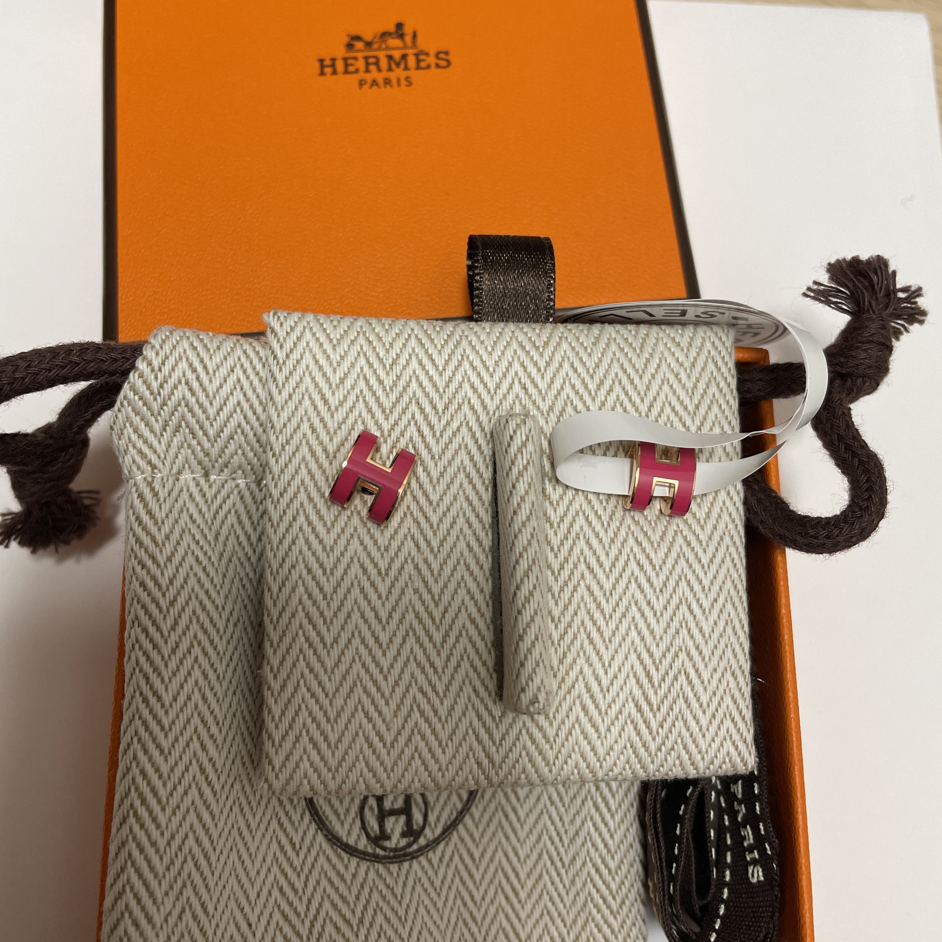 (W) Hermes Mini Pop H Earrings Rose Gold & Rose Extreme 착용 스타일