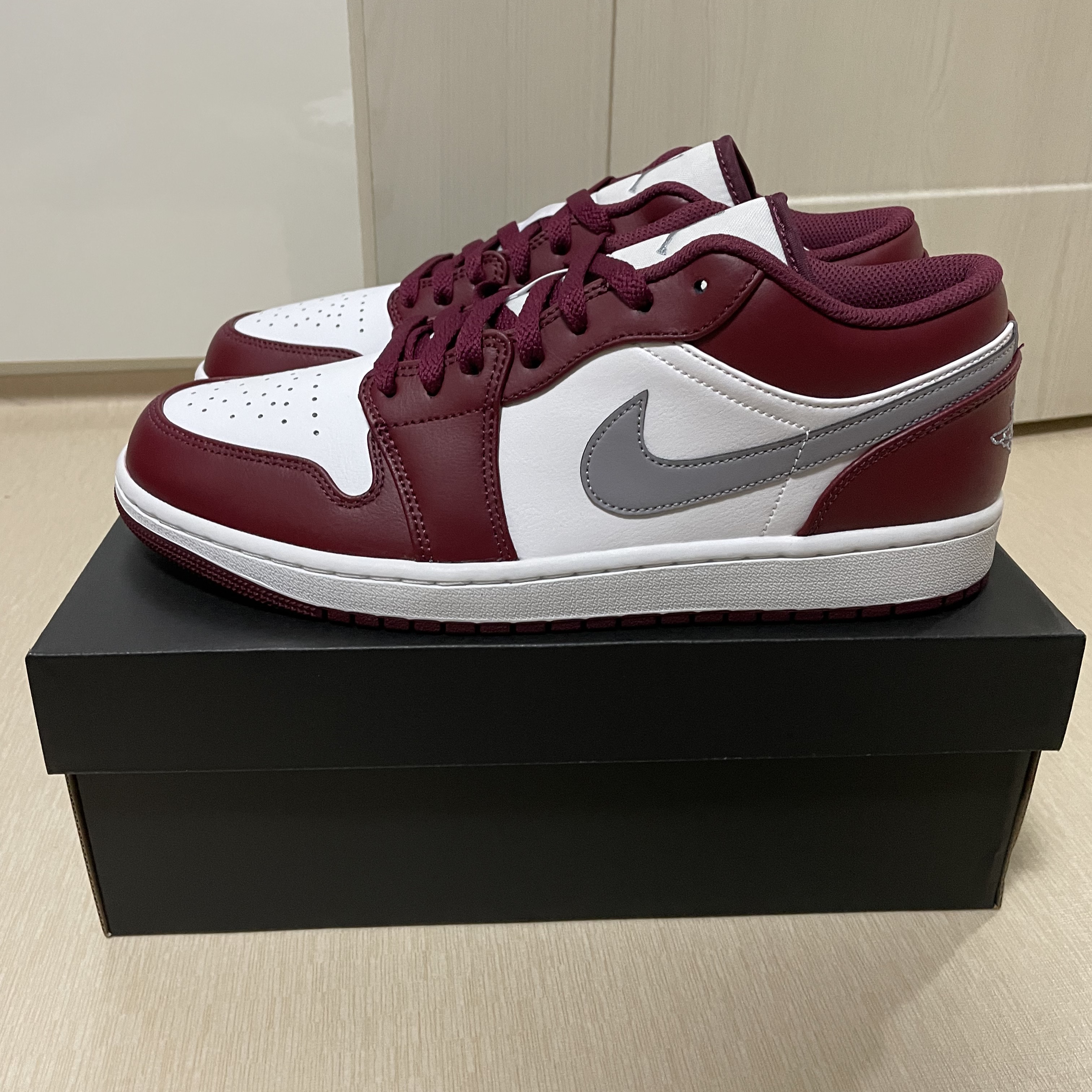 Jordan 1 Low Cherrywood Red 착용 스타일 - 2