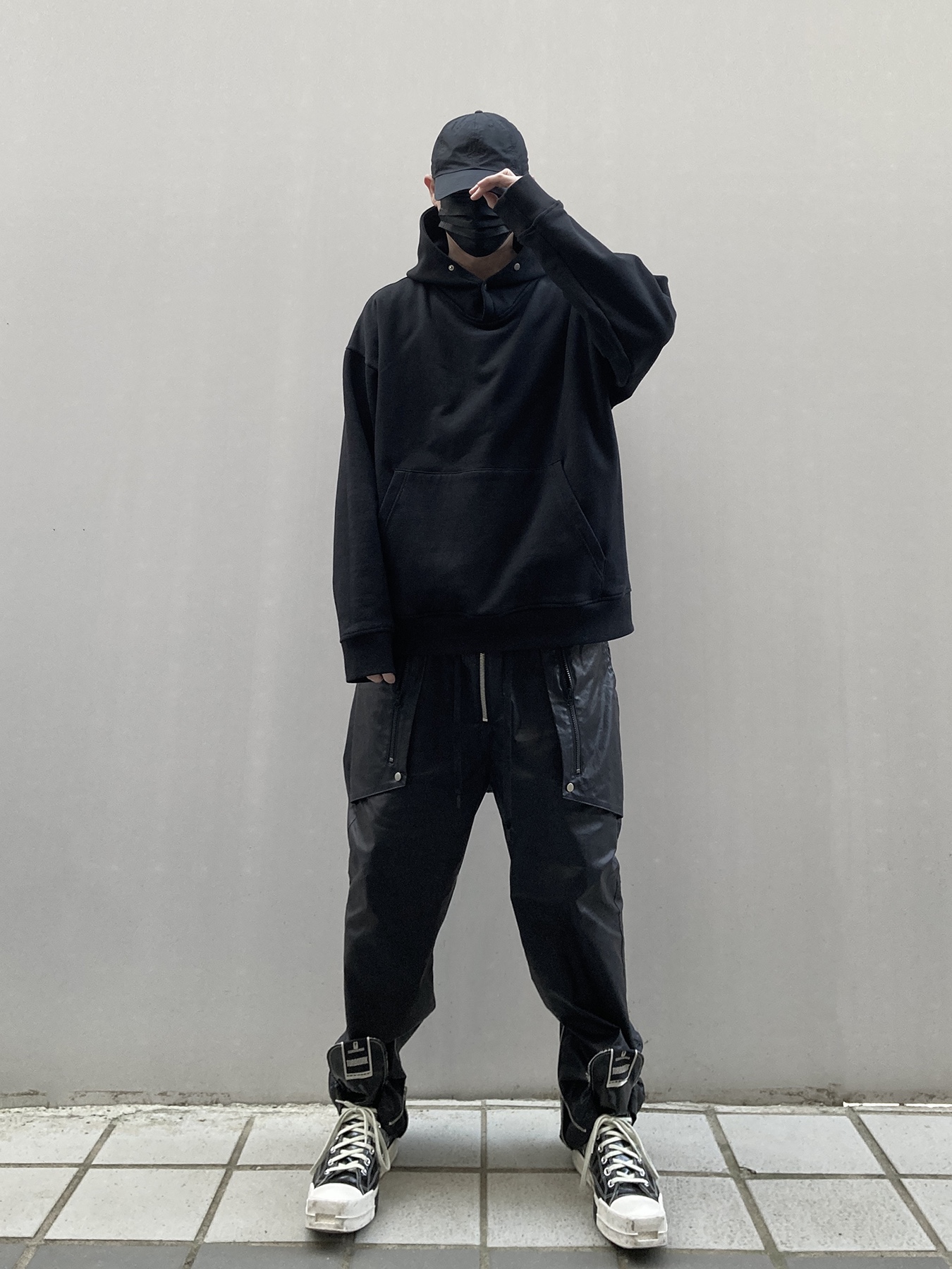 Converse x Drkshdw Turbodrk Chuck 70 Hi Black Lacquered Denim 착용 스타일 - 1
