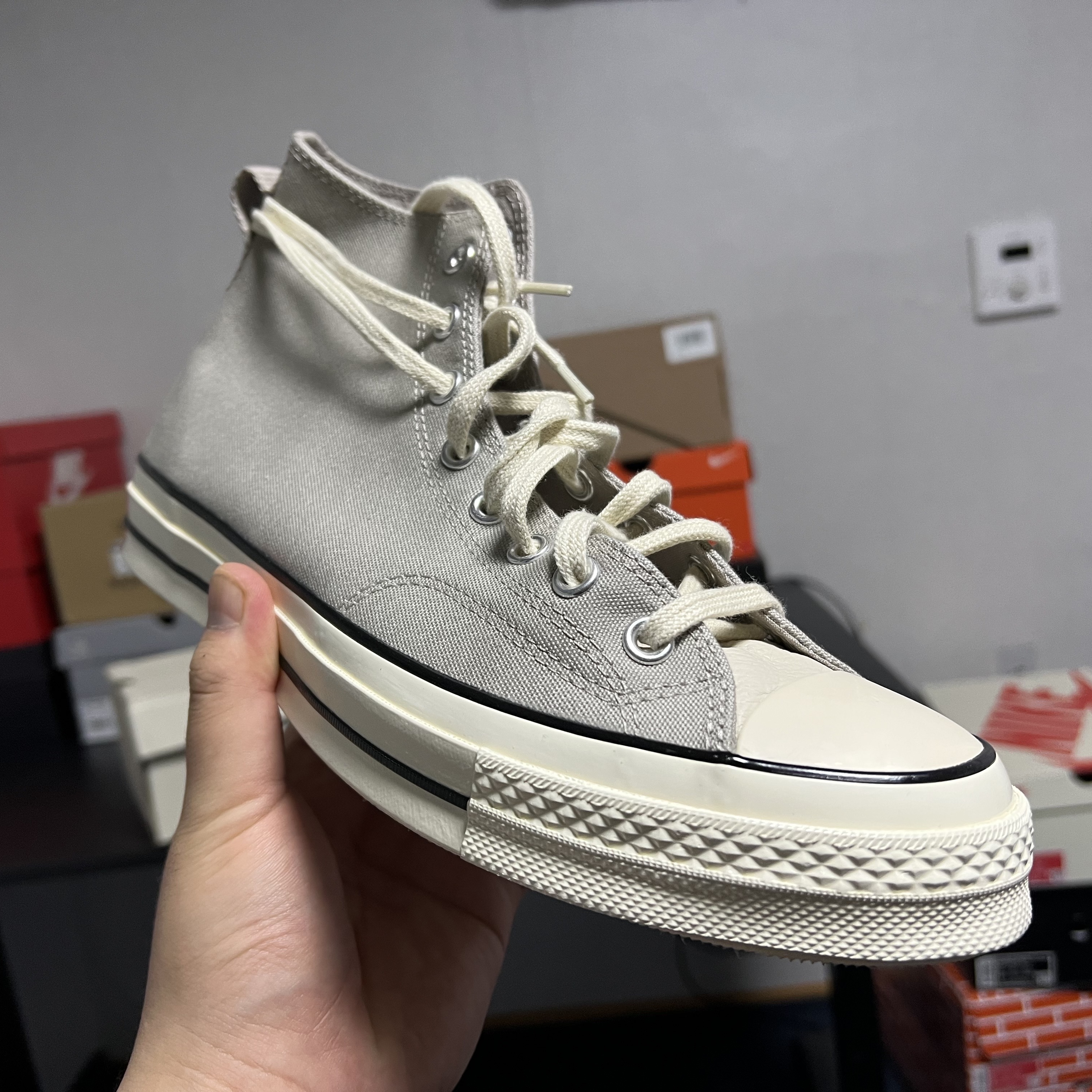 Converse x Fear of God Essentials Chuck 70 Hi Grey 착용 스타일 - 1