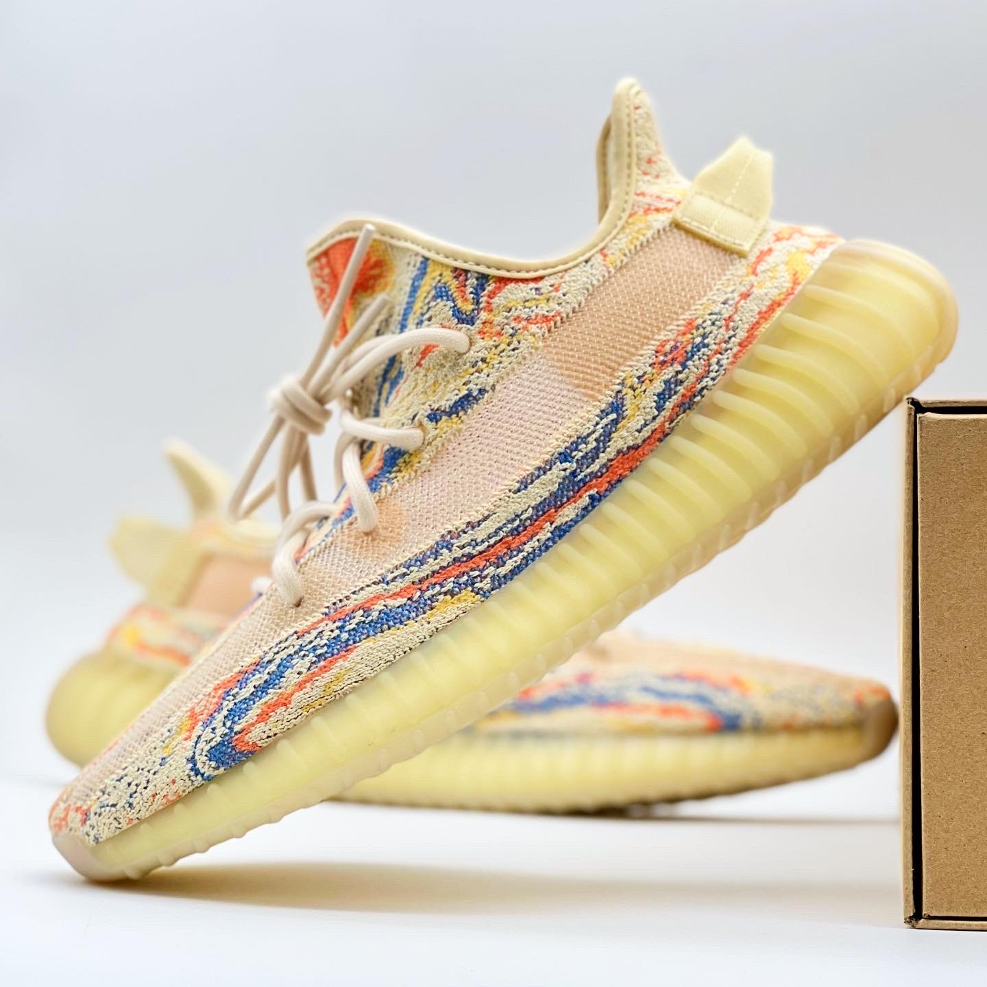 Adidas Yeezy Boost 350 V2 MX Oat 착용 스타일 - 5