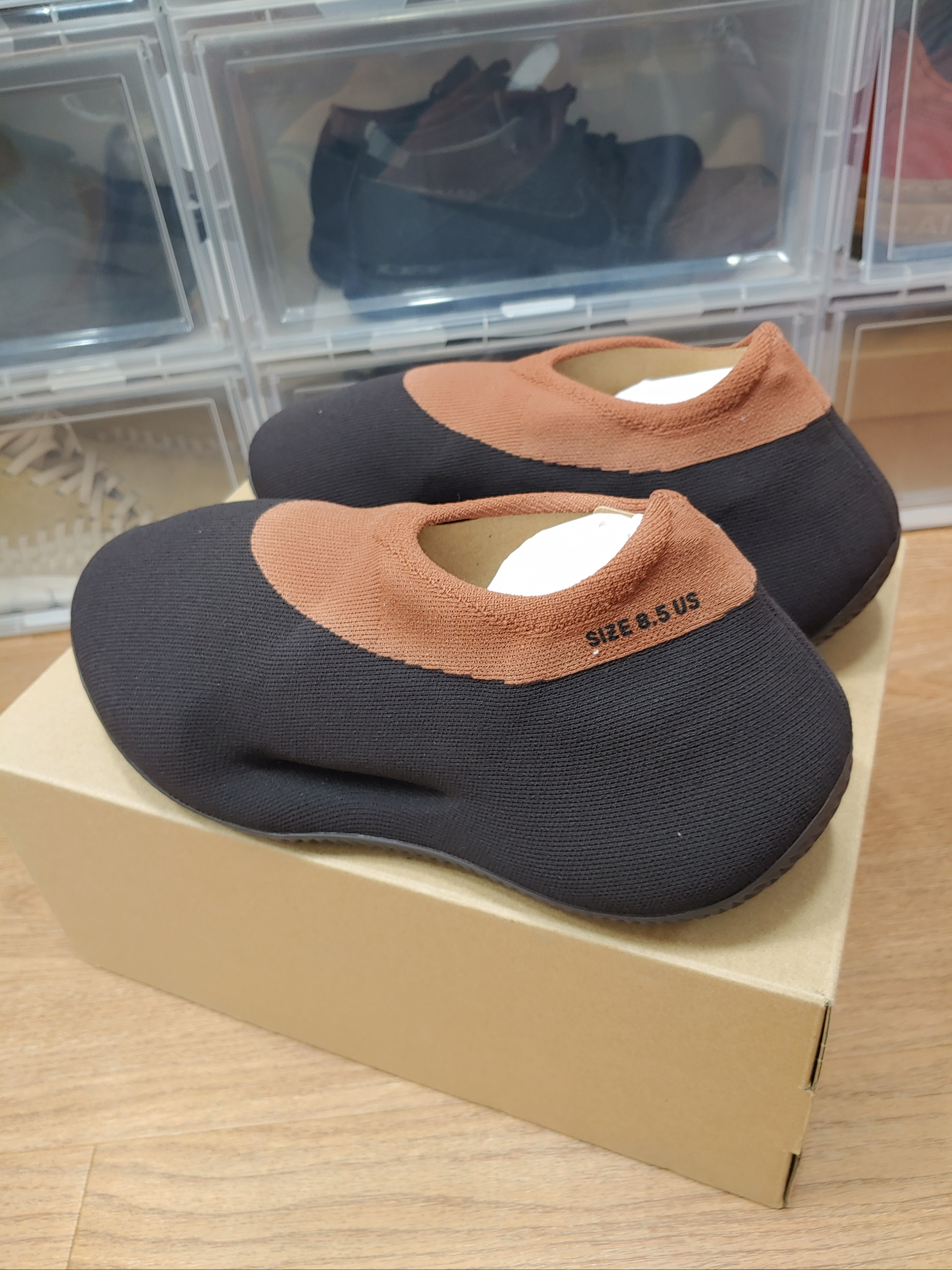 Adidas Yeezy Knit RNR Stone Carbon 착용 스타일 - 1