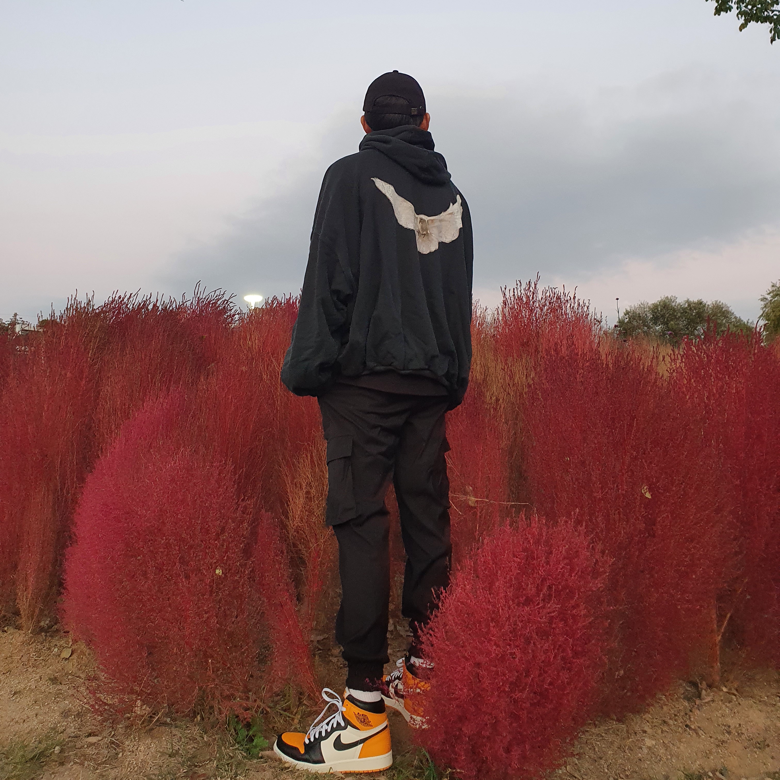 Jordan 1 Retro High OG Taxi, Yeezy Gap Engineered By Balenciaga Dove Hoodie Washed Black 착용 스타일