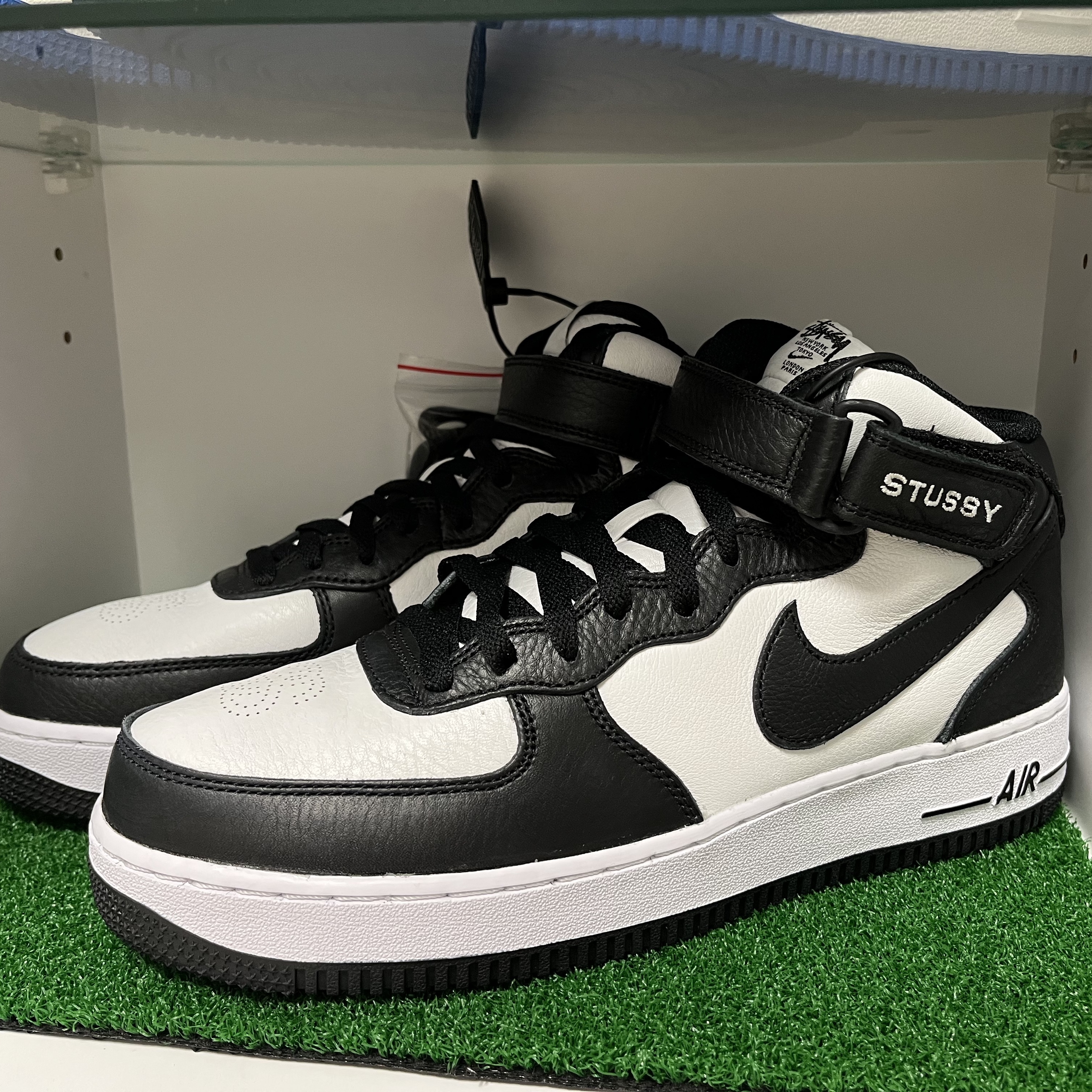 Nike x Stussy Air Force 1 '07 Mid SP Black and Light Bone, (W) Nike Air Force 1 Mid '07 Military Blue and Doll 착용 스타일 - 1