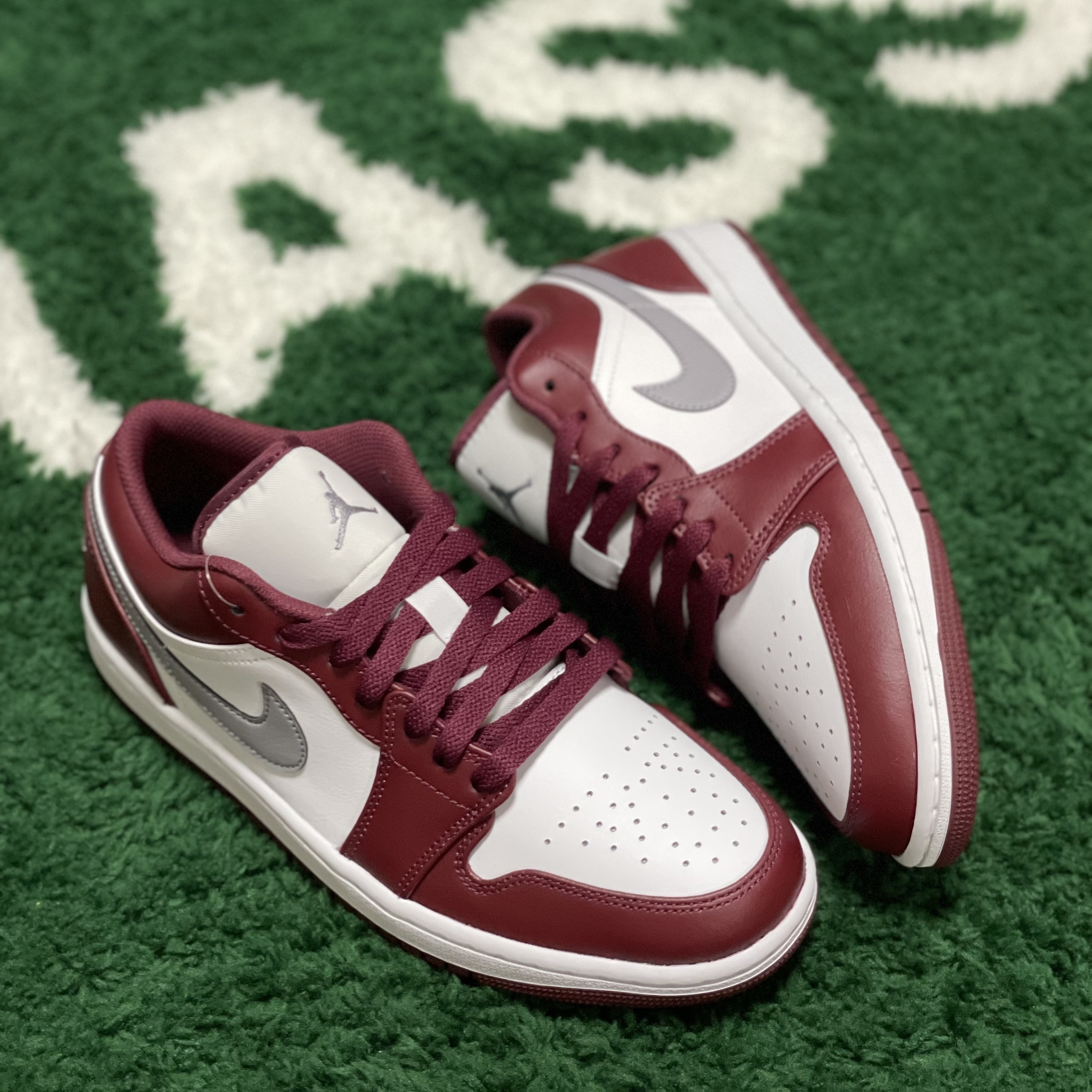 Jordan 1 Low Cherrywood Red 착용 스타일 - 2