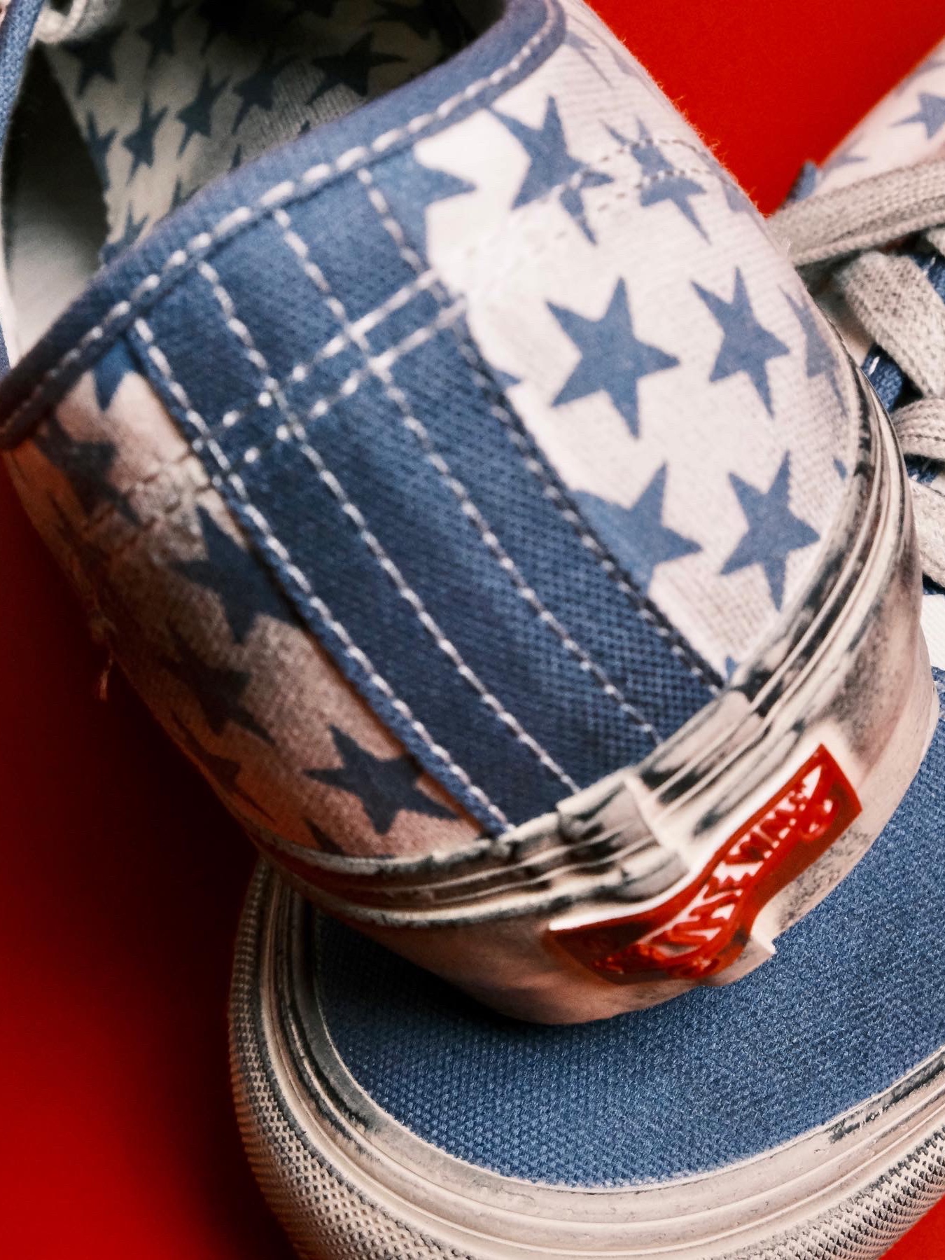 Vans Vault x Bianca Chandon Authentic LX Stressed Navy White 착용 스타일 - 4