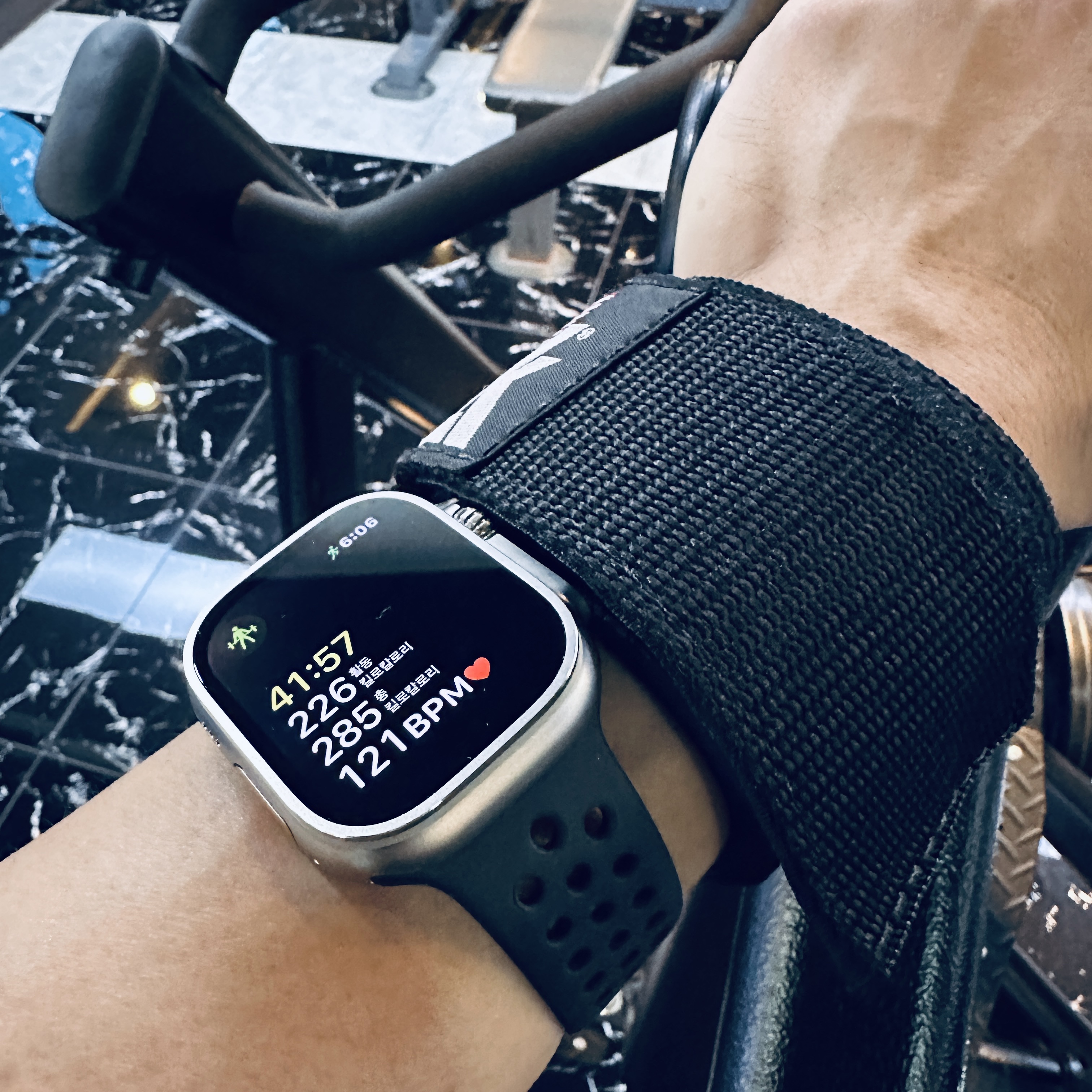 Apple Watch Ultra 49mm Titanium Case with Trail Loop M/L Black Gray (Korean Ver.) 착용 스타일