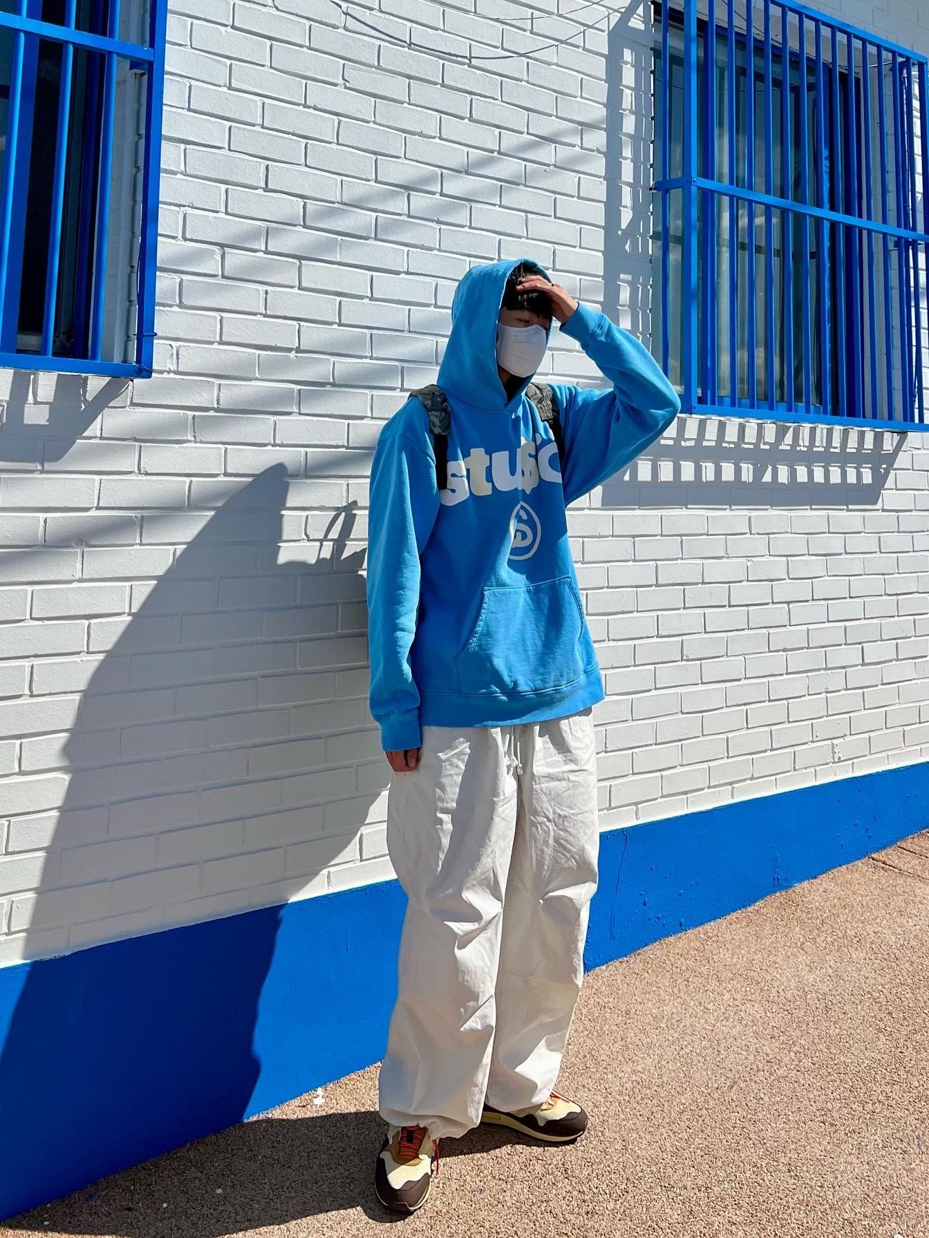 Stussy x Cactus Plant Flea Market 8 Ball Pigment Dyed Hoodie Blue, Nike x Travis Scott Air Max 1 Cact.us Brown 착용 스타일 - 1