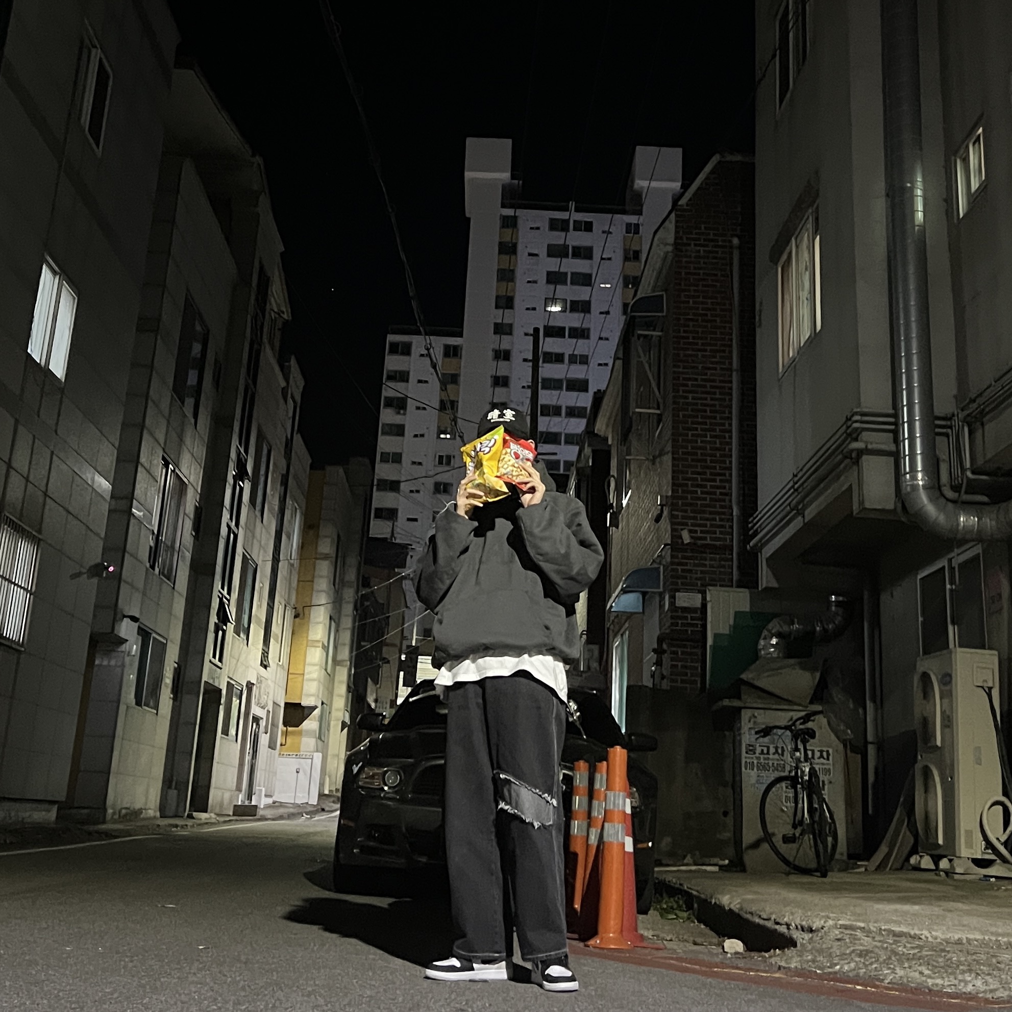 Yeezy Gap Engineered By Balenciaga Dove Hoodie Black, Darkr8m Studio White Logo Cap 착용 스타일 - 2