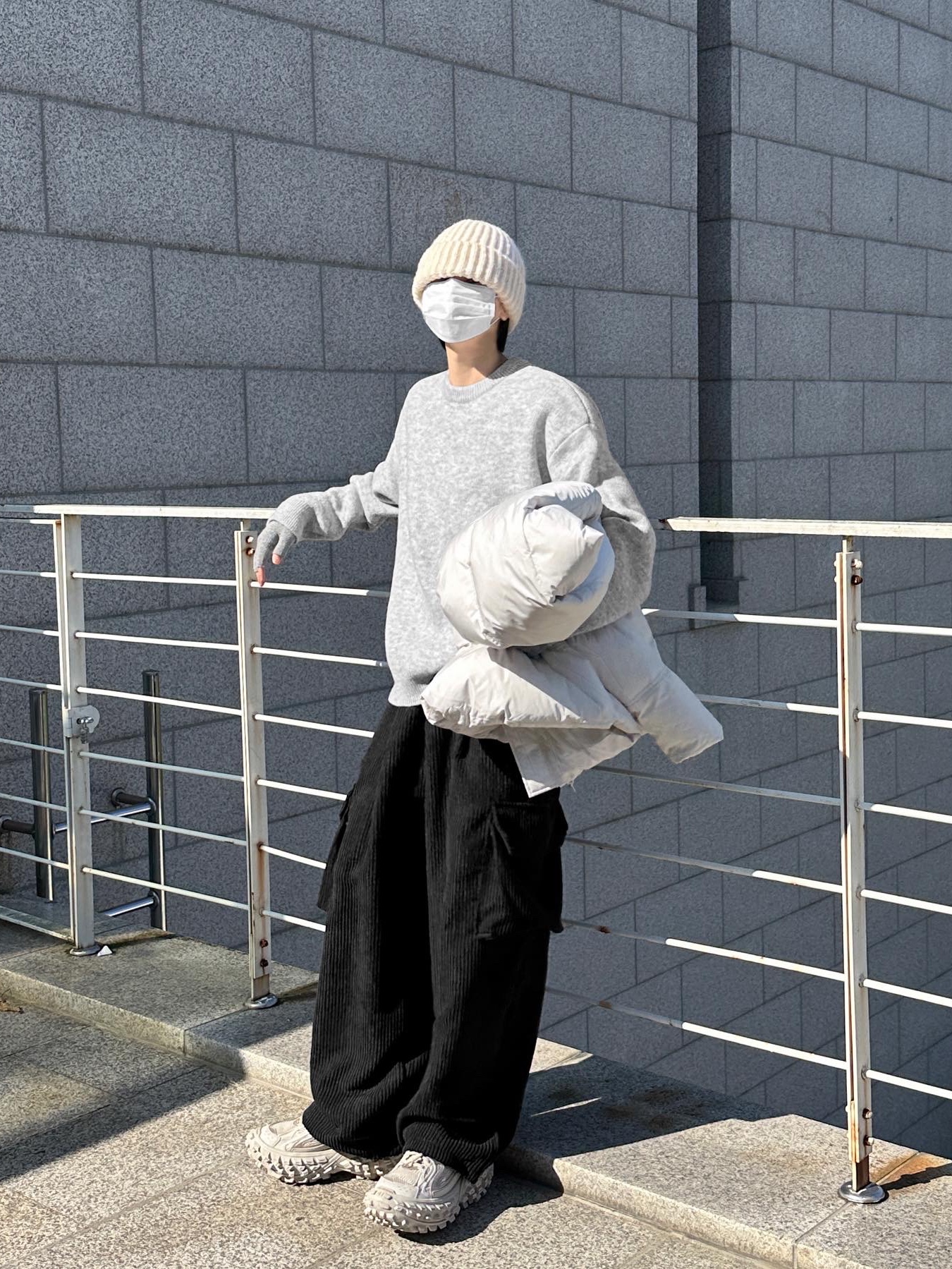 Balenciaga Defender Sneakers Beige 착용 스타일 - 1
