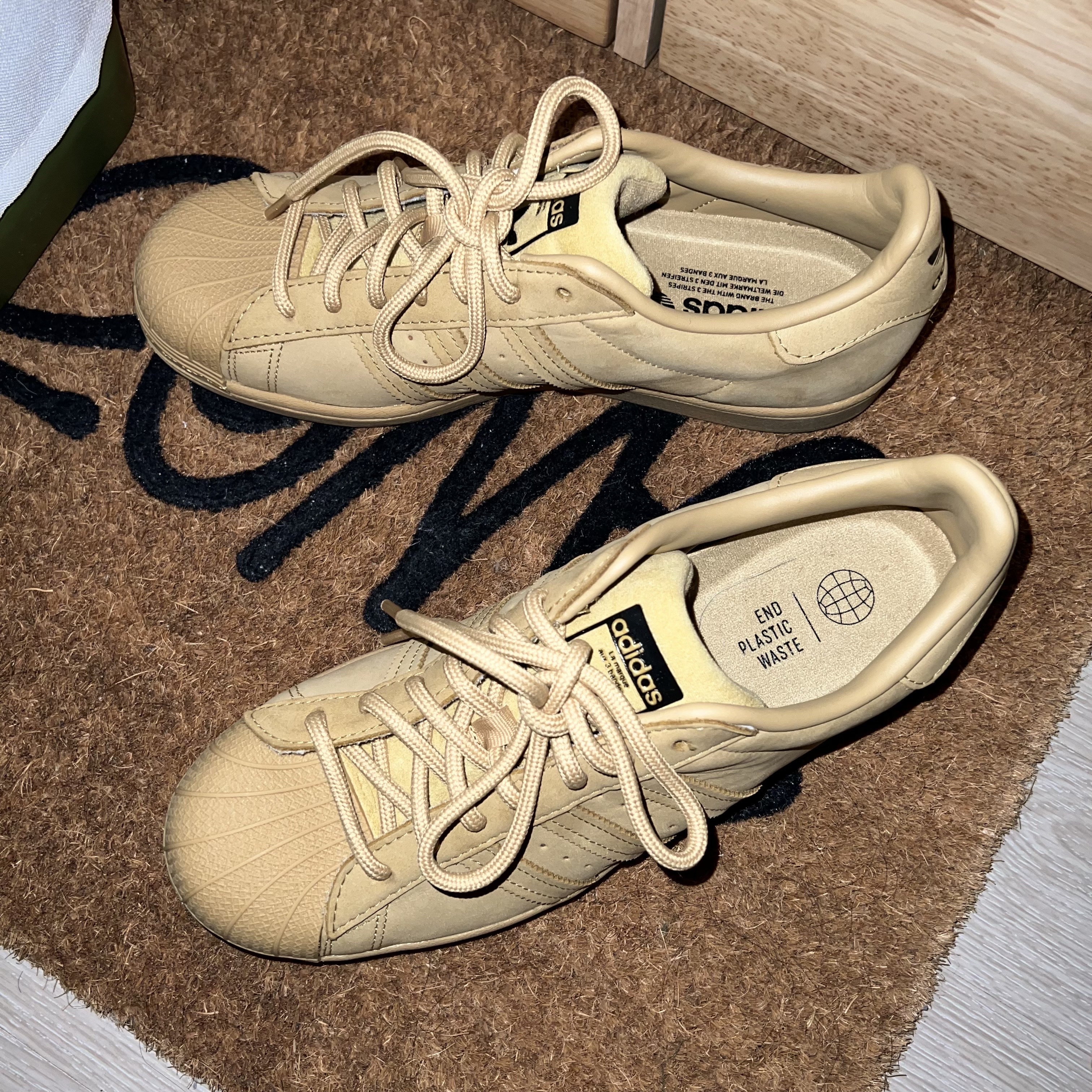 Adidas Superstar Golden Beige 착용 스타일