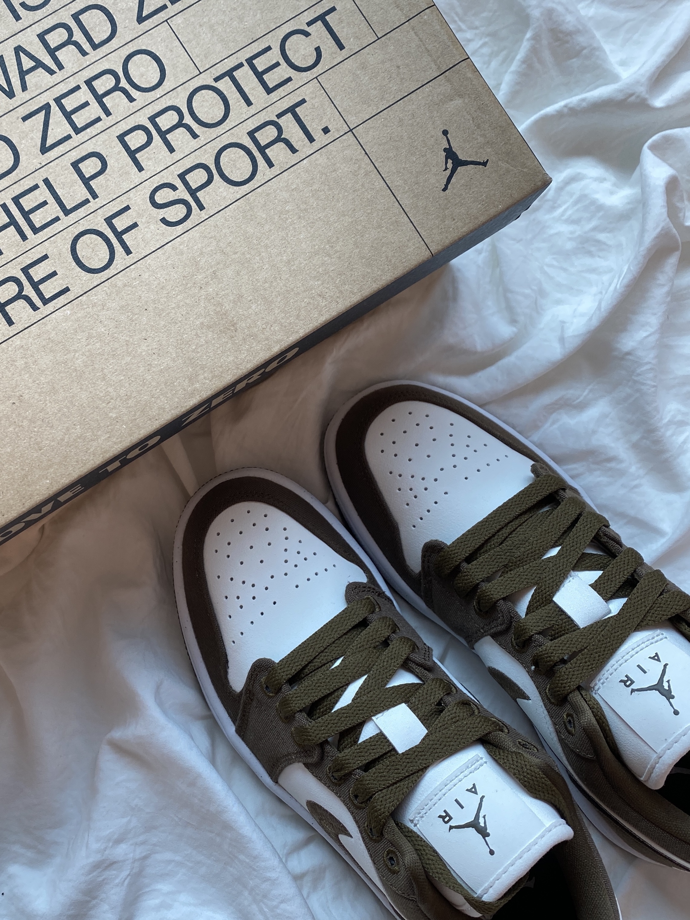 (W) Jordan 1 Low SE Light Olive, COS Quilted Oversized Shoulder Bag Beige 착용 스타일 - 3