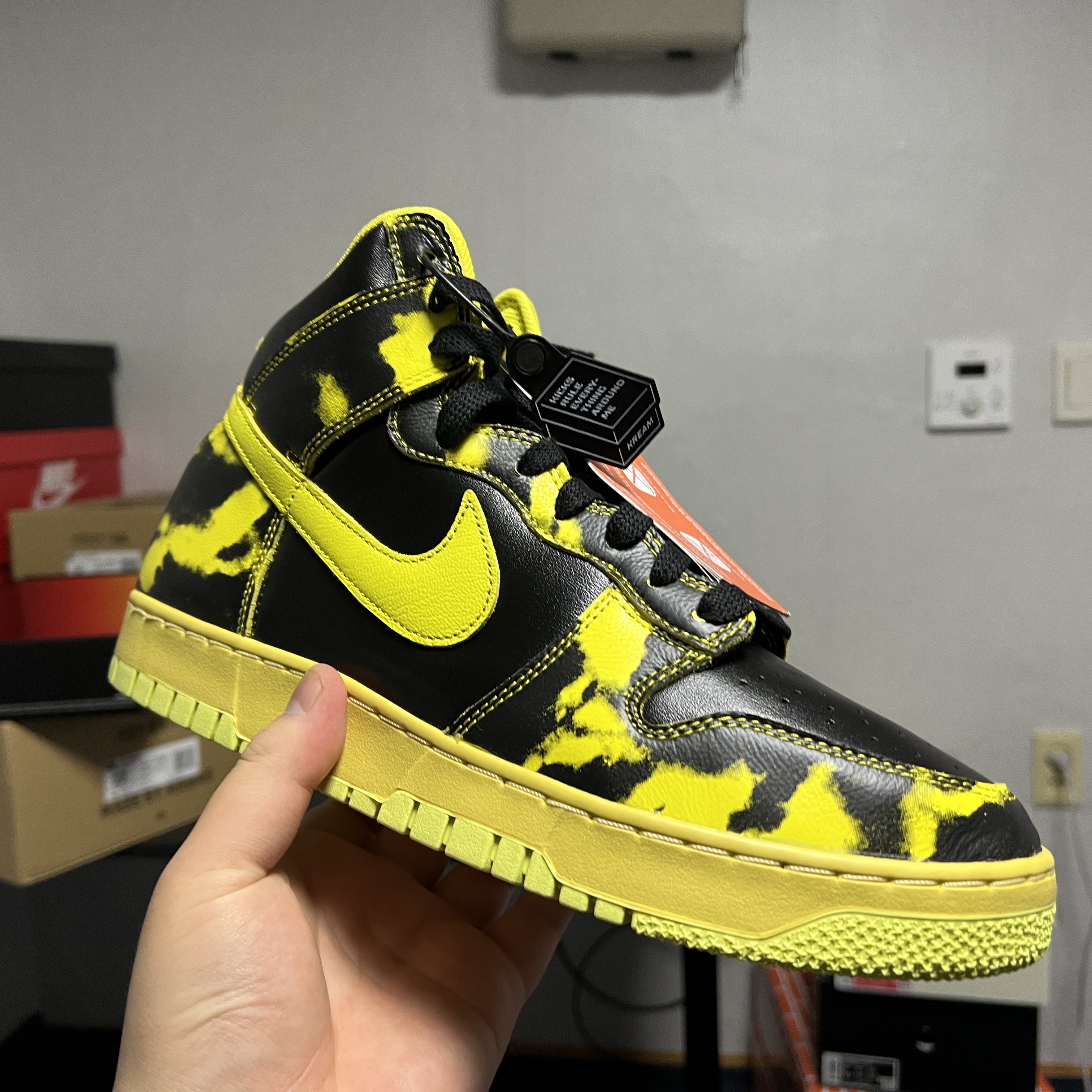 Nike Dunk High 1985 SP Yellow Acid Wash 착용 스타일 - 1