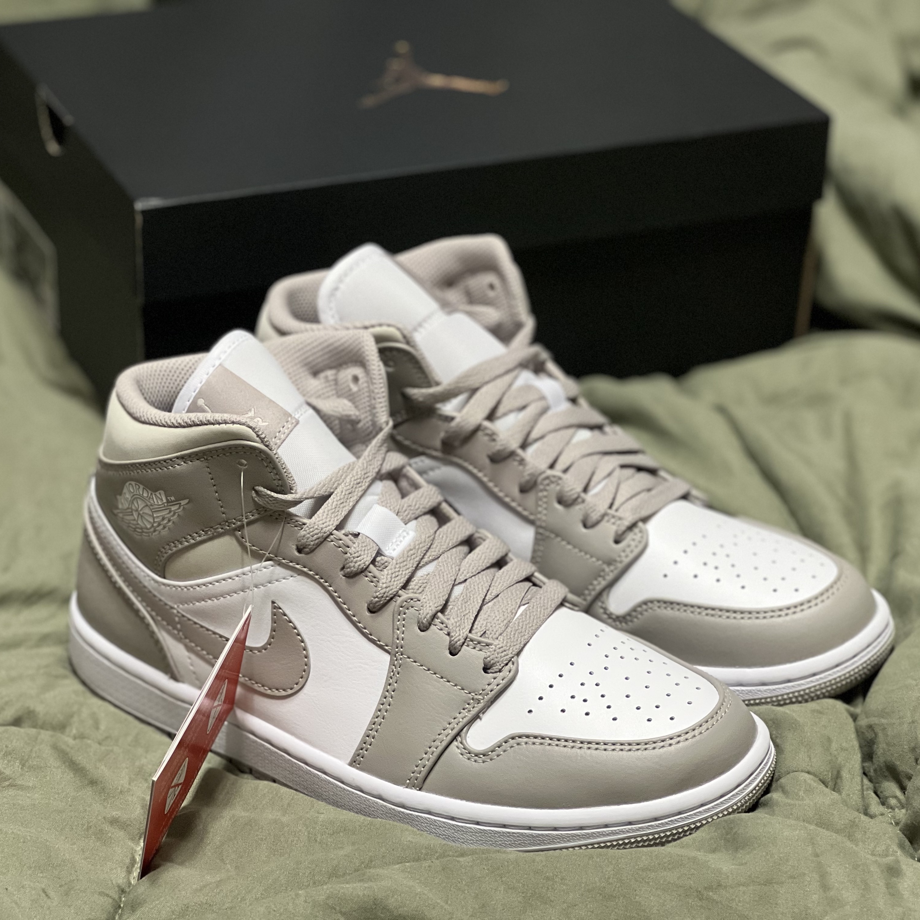 Jordan 1 Mid College Grey 착용 스타일