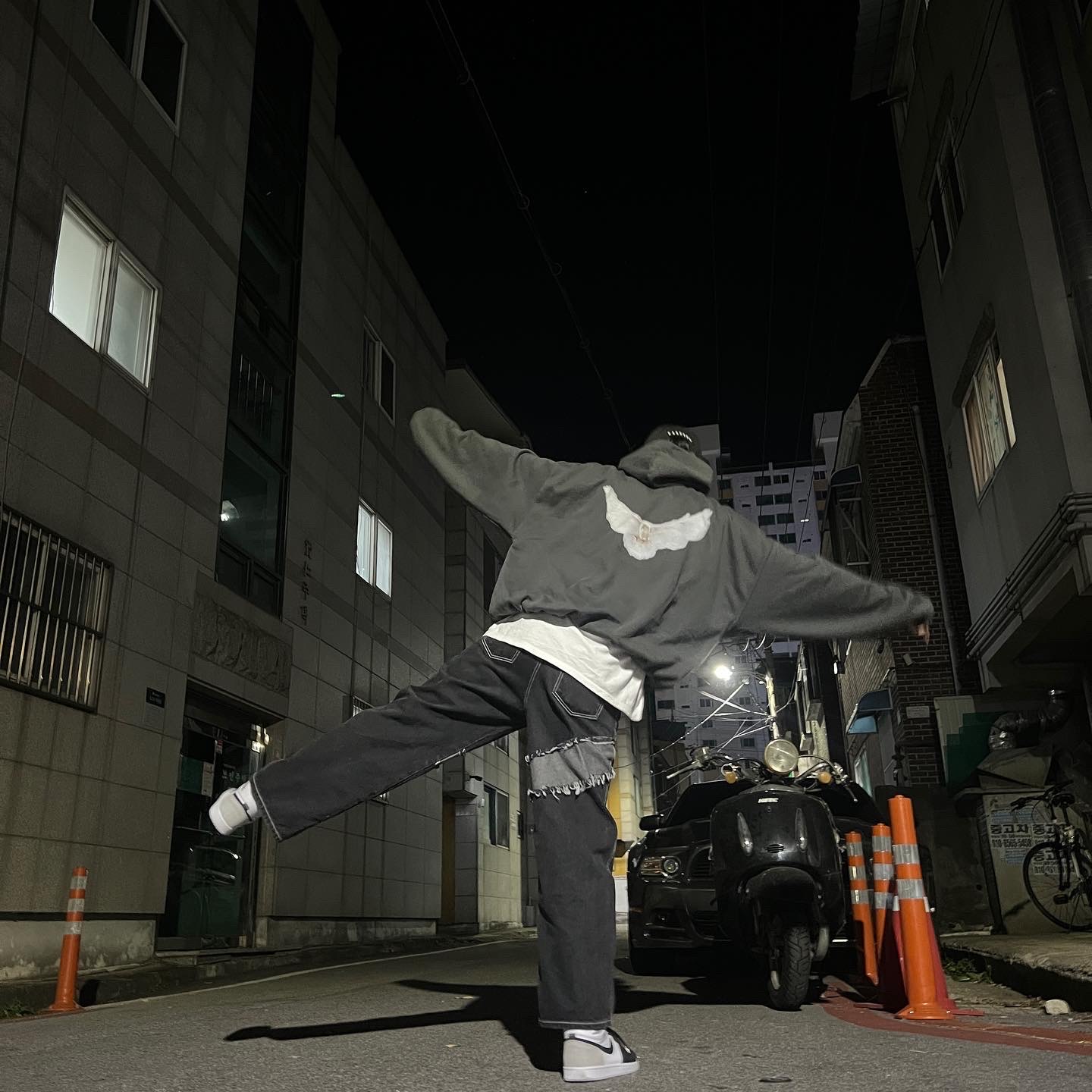 Yeezy Gap Engineered By Balenciaga Dove Hoodie Black, Darkr8m Studio White Logo Cap 착용 스타일 - 3