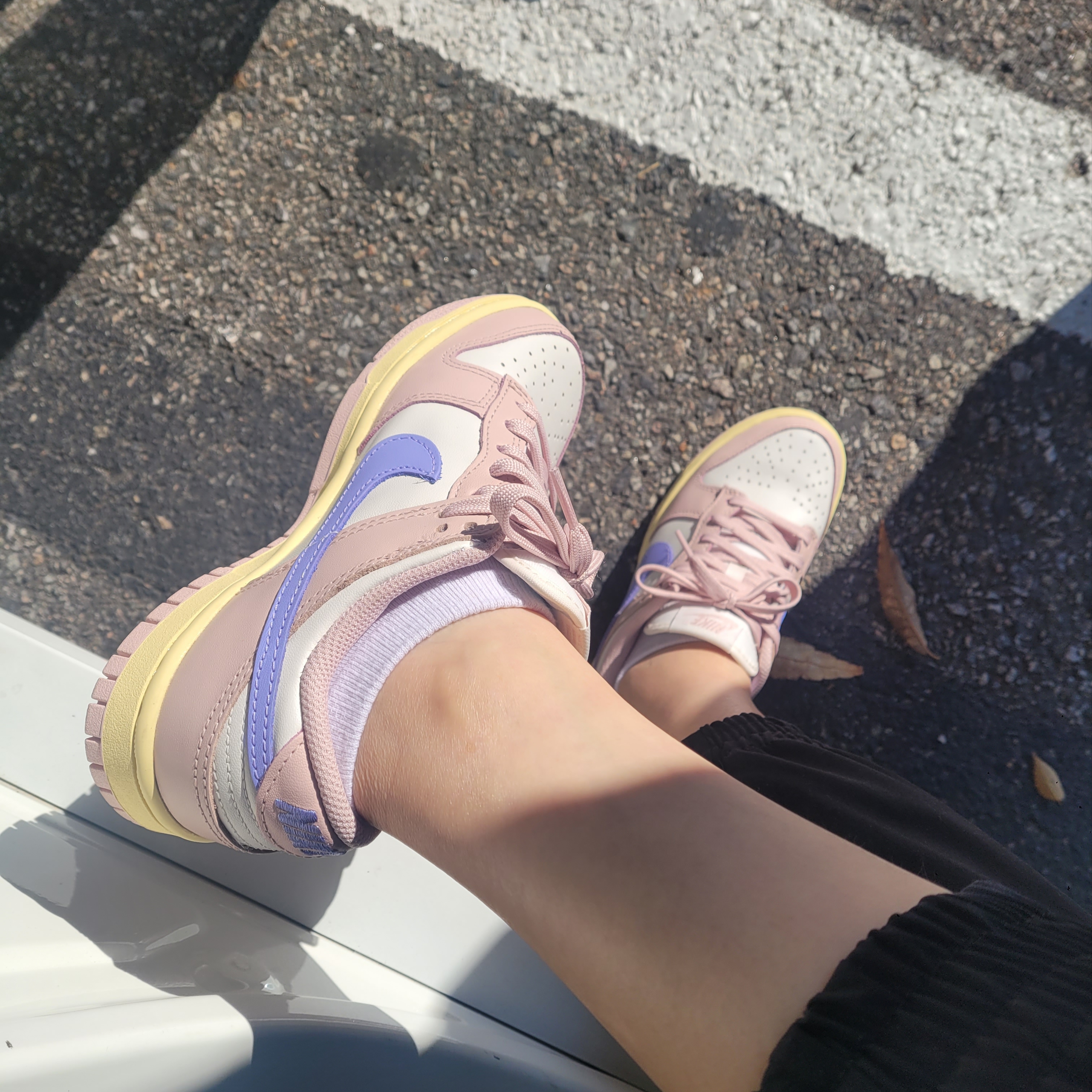 (W) Nike Dunk Low Pink Oxford, Jordan 1 Low Grey Fog Black Bleached Coral 착용 스타일 - 3