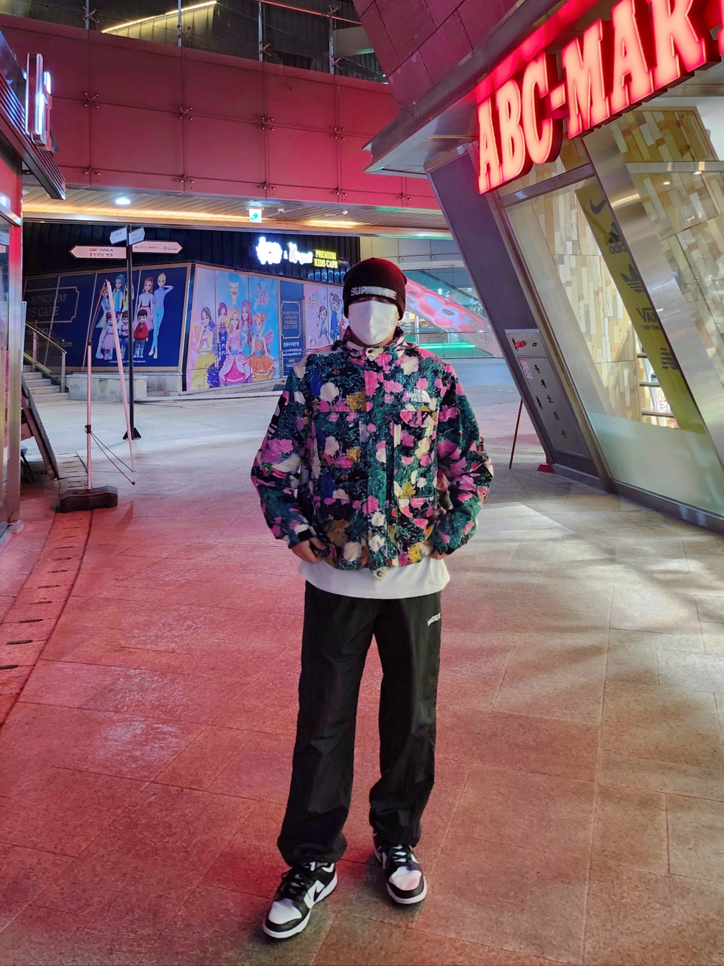 Supreme x The North Face Trekking Convertible Jacket Flowers - 22SS, Nike Dunk Low Retro Black 착용 스타일 - 2