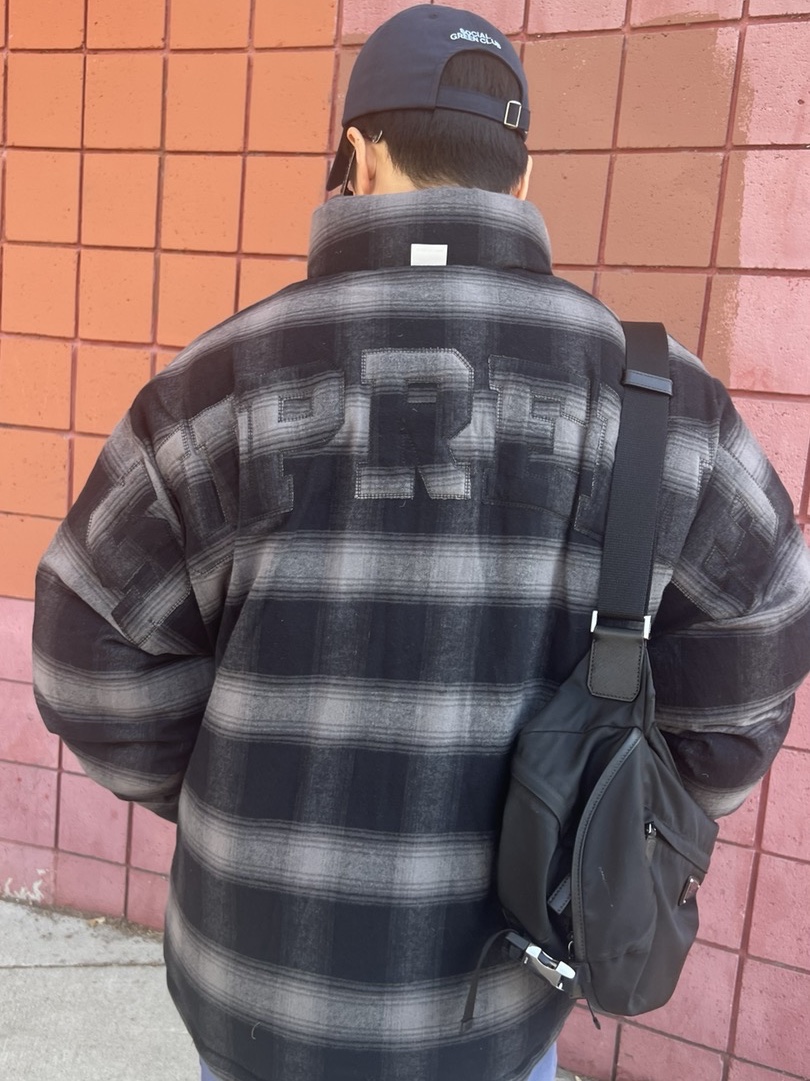Supreme Flannel Reversible Puffer Jacket Black - 22FW, Adidas Yeezy Boost 350 V2 Cream/Triple White 착용 스타일 - 4