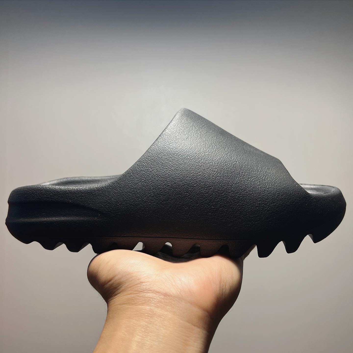 Adidas Yeezy Slide Onyx 착용 스타일 - 1
