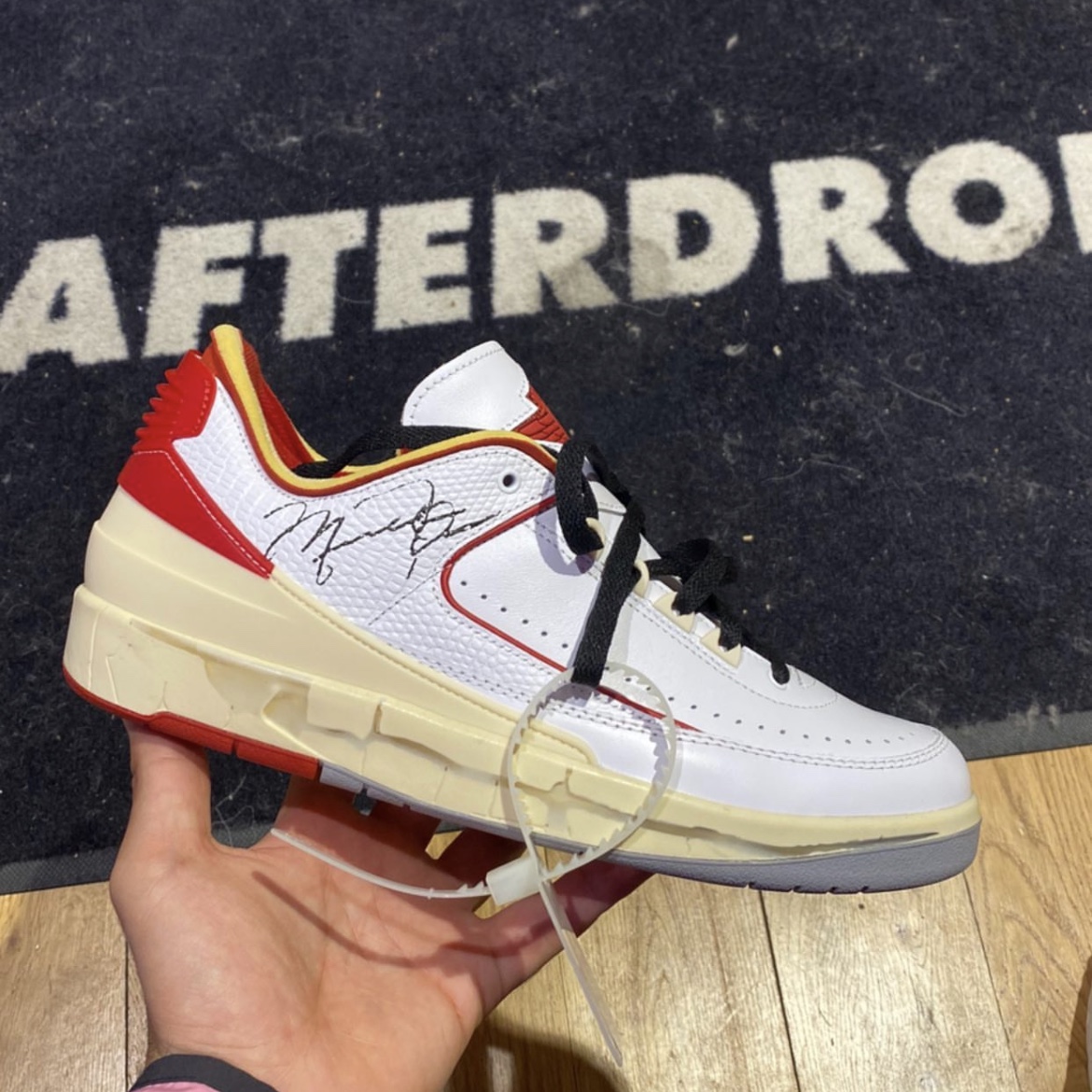 Jordan 2 x Off-White Retro Low SP White and Varsity Red 착용 스타일