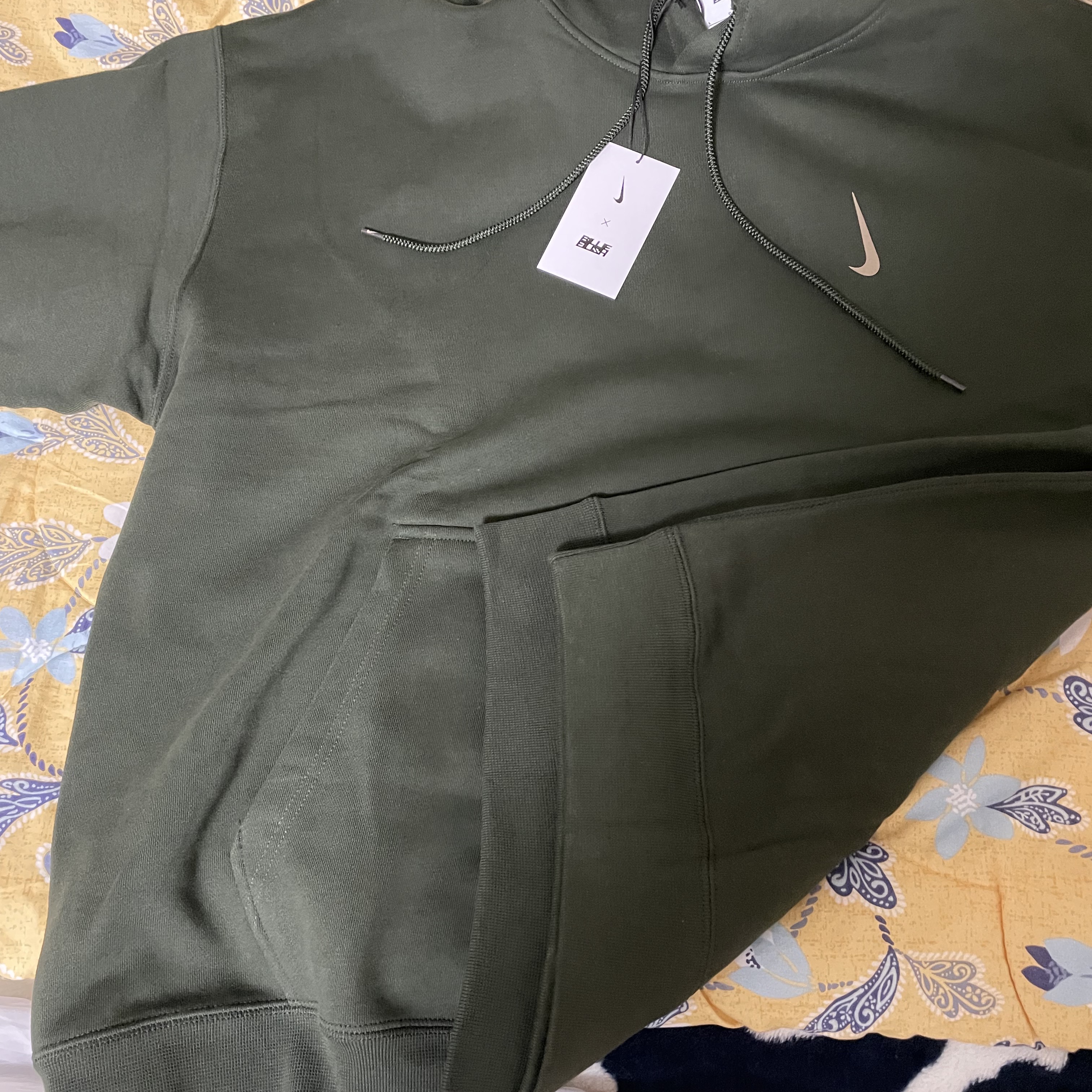 Nike x Billie Eilish NRG Fleece Hoodie Sequoia - Asia, Nike x Billie Eilish NRG Fleece Hoodie Sequoia - US/EU 착용 스타일 - 3