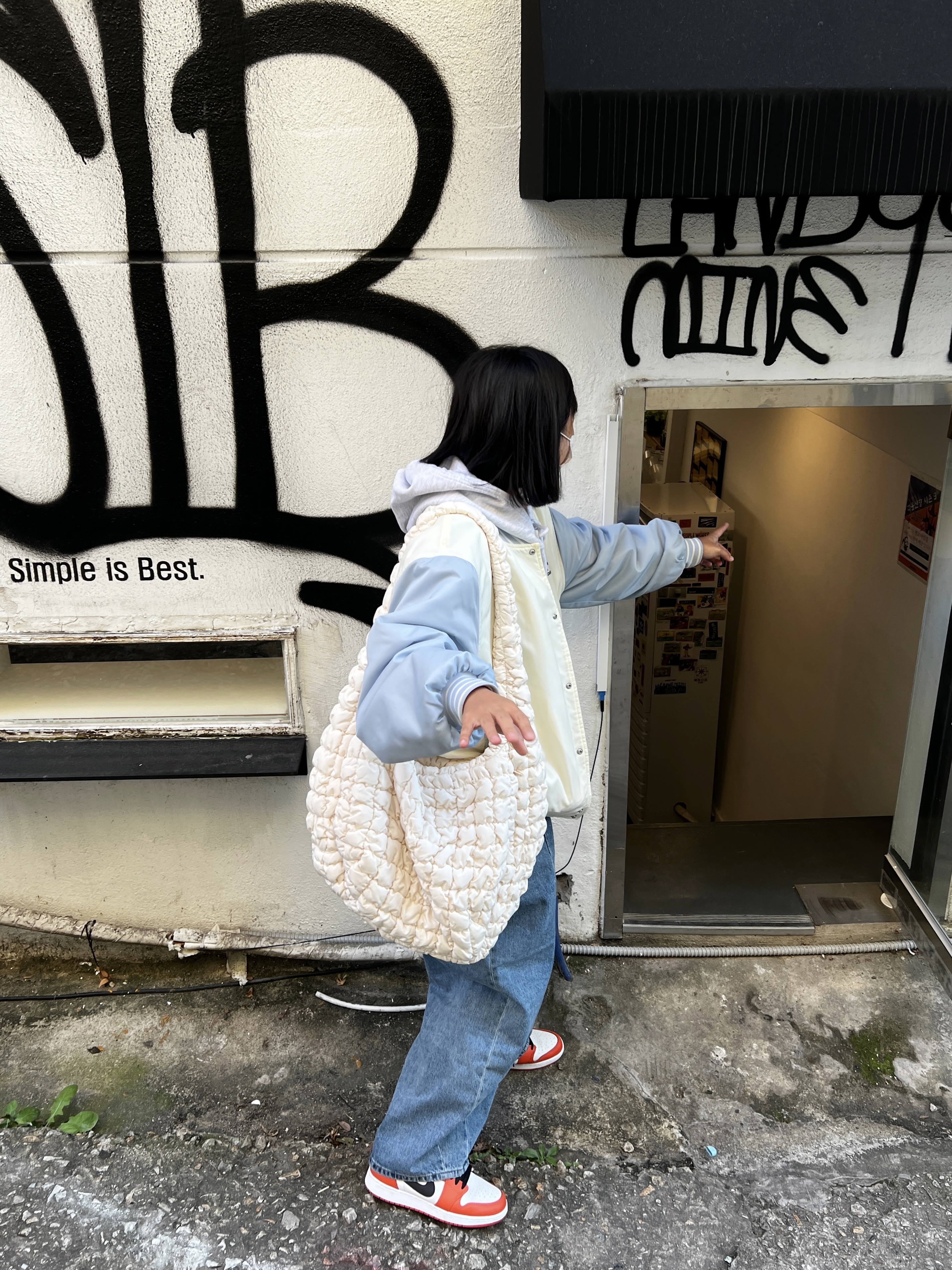 Jordan 1 Low OG Starfish, COS Quilted Oversized Shoulder Bag Off White Light Beige 착용 스타일