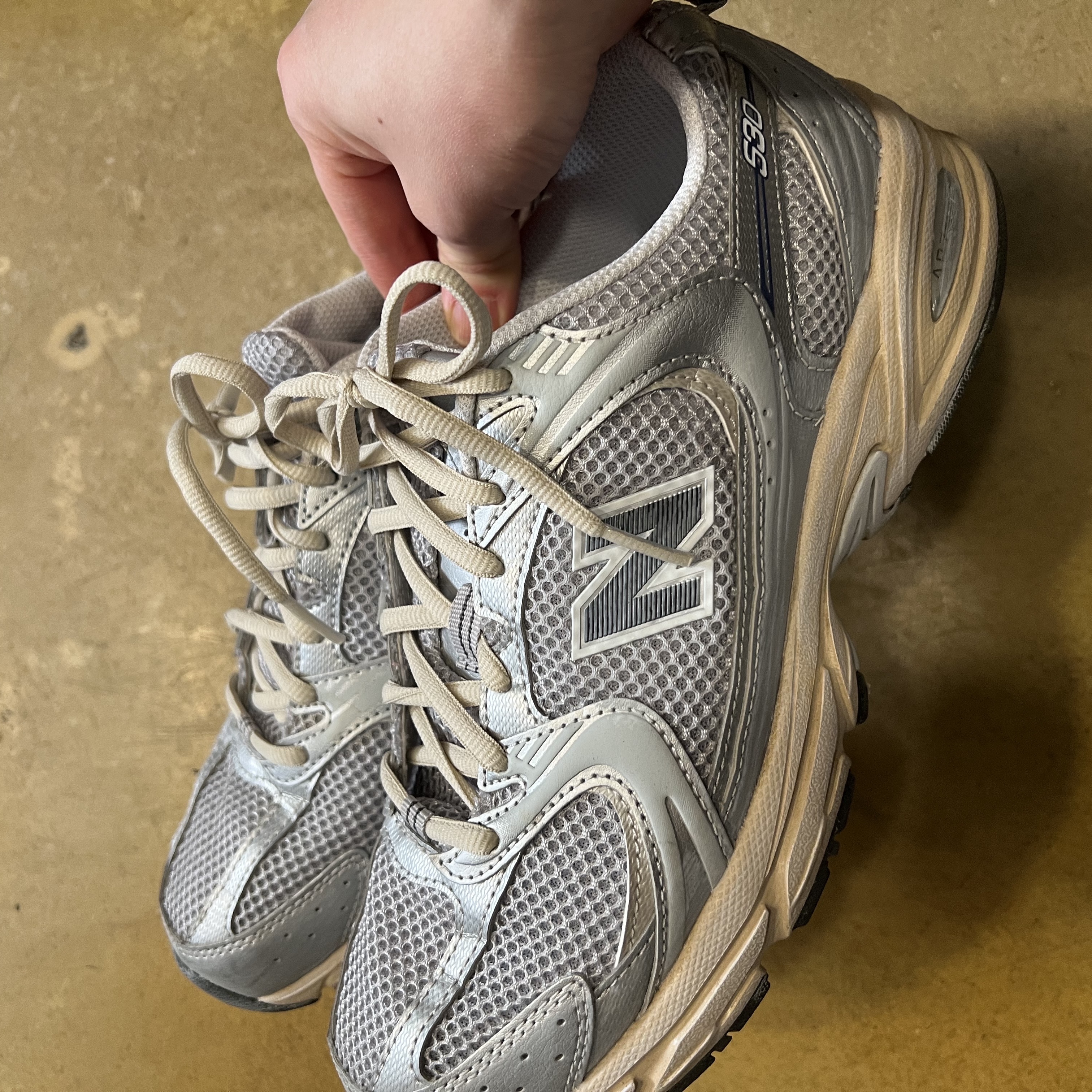 New Balance 530 Vintage Metallic Silver 착용 스타일