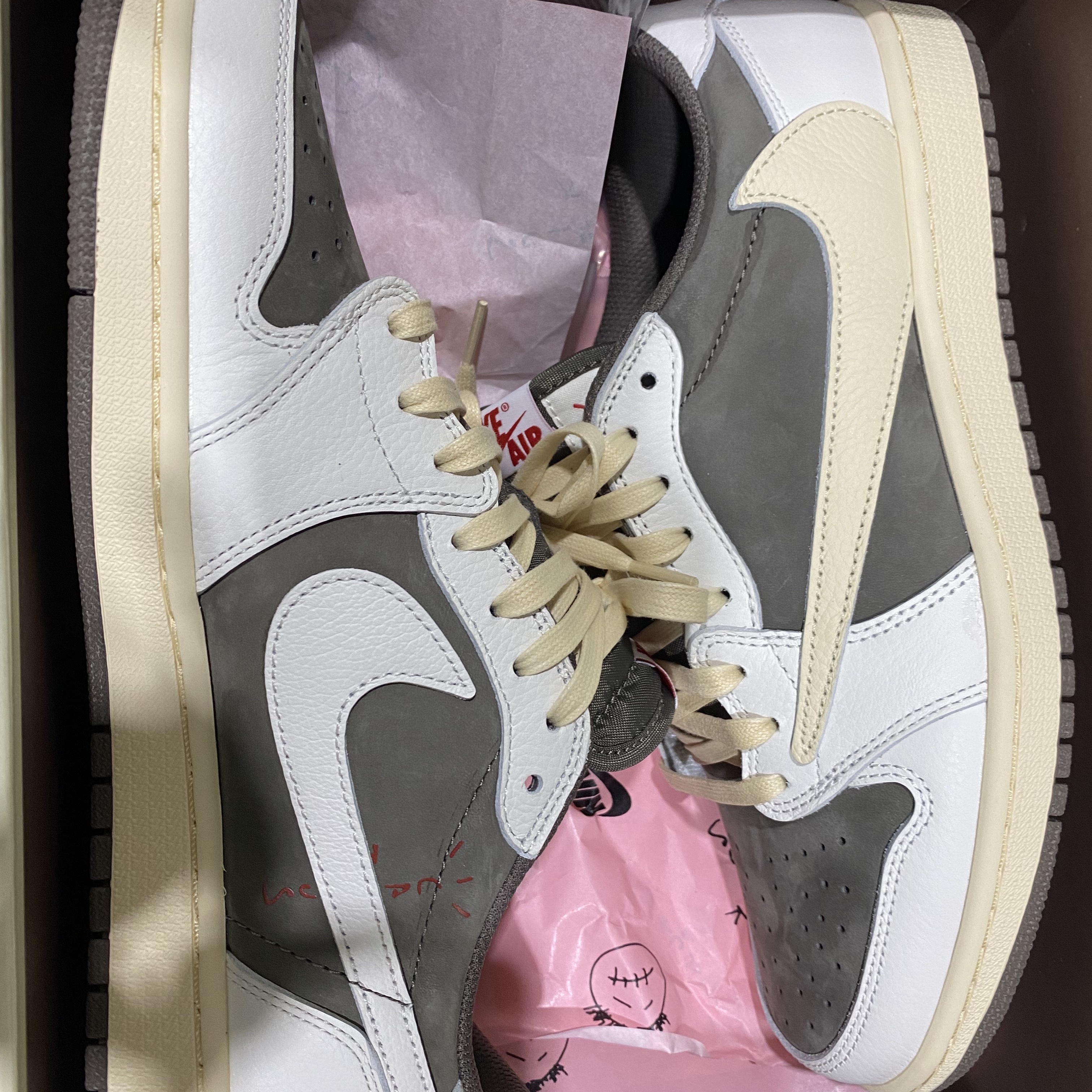 Jordan 1 x Travis Scott Retro Low OG SP Sail and Ridgerock 착용 스타일 - 2