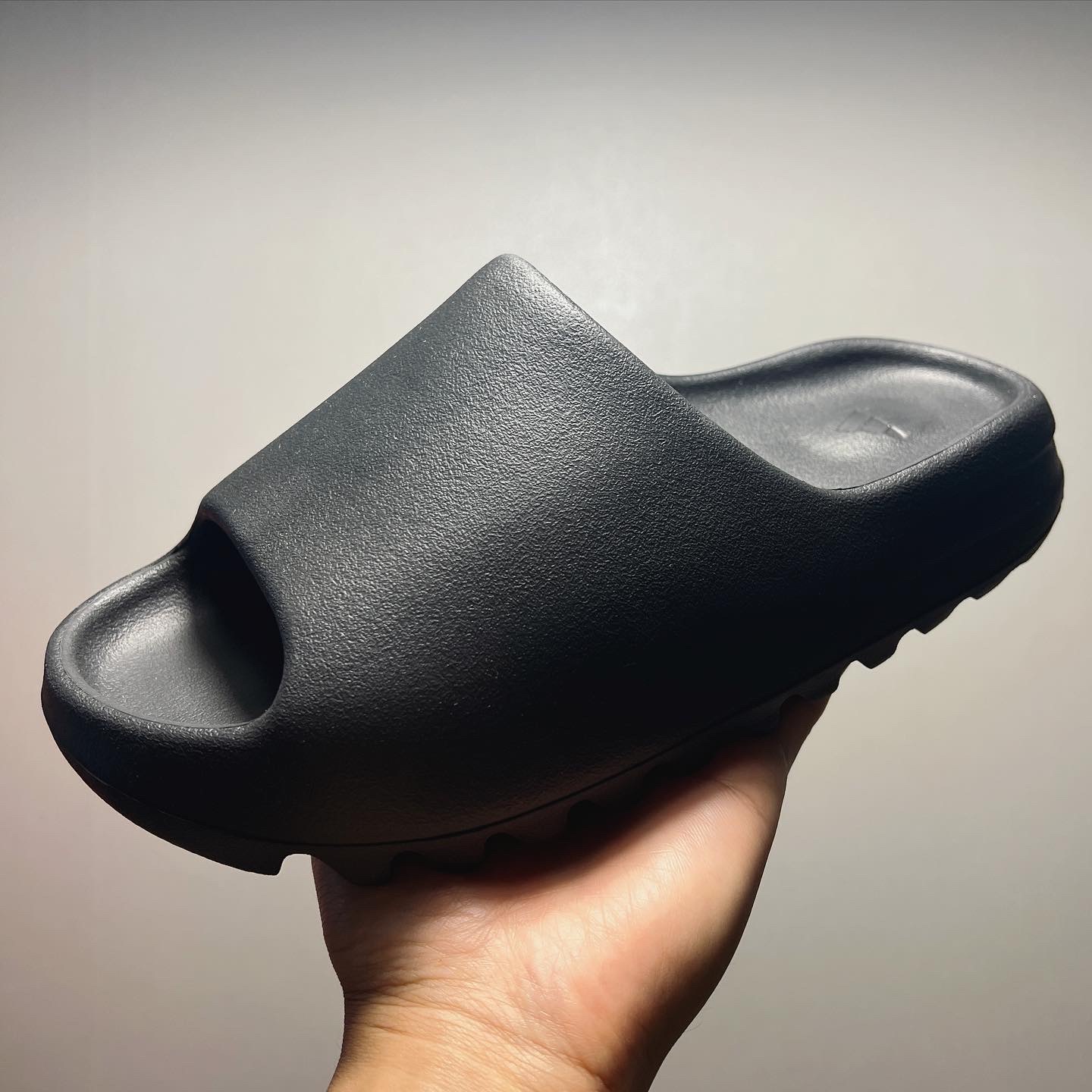 Adidas Yeezy Slide Onyx 착용 스타일 - 4