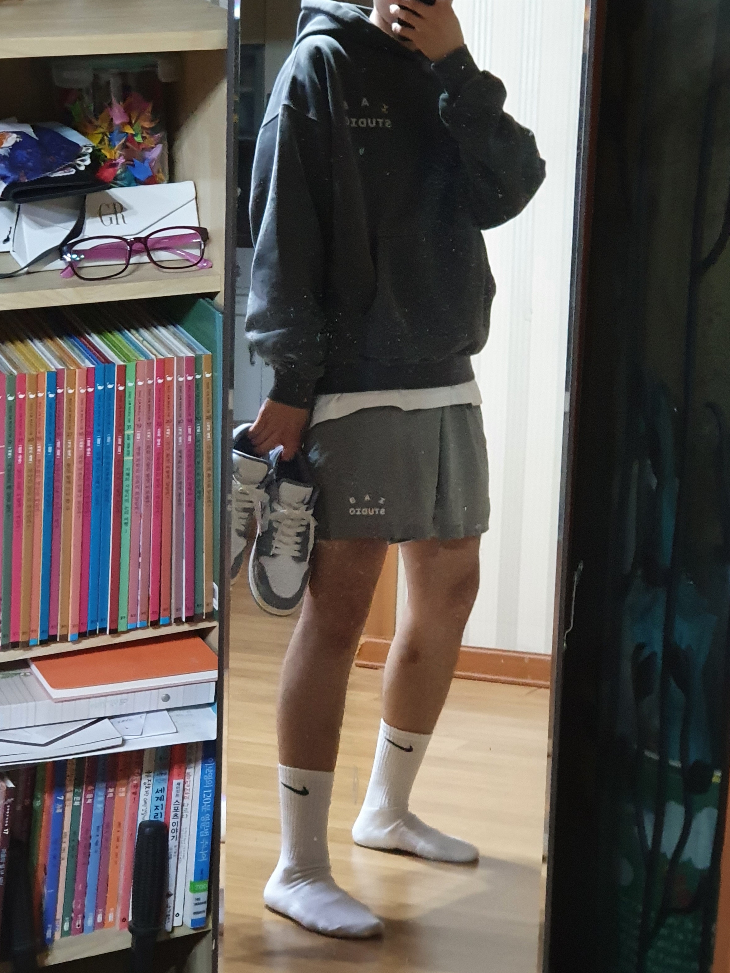IAB Studio Pigment Hoodie & Sack Black, Jordan 1 Low Stealth and White 착용 스타일
