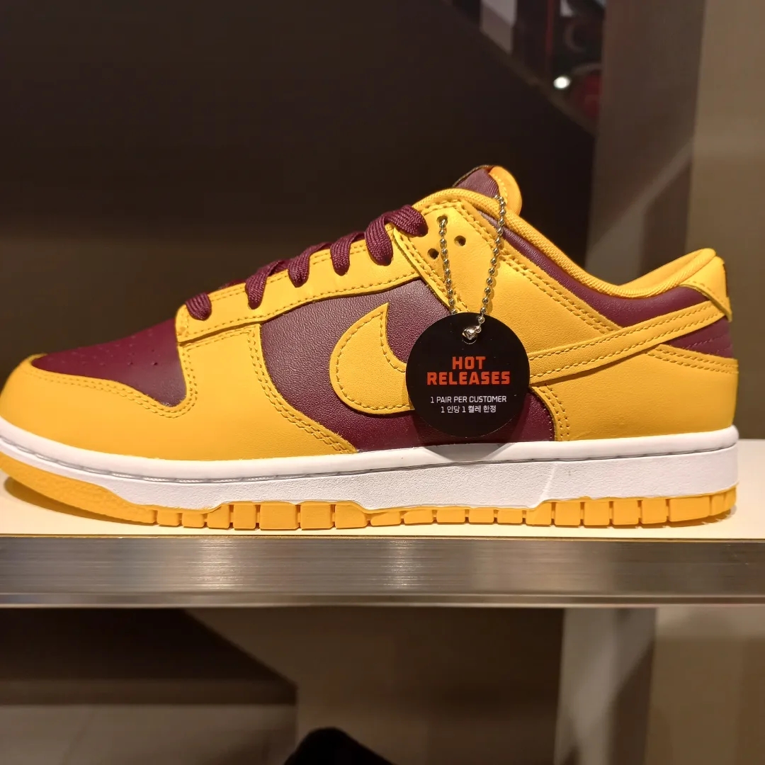 Nike Dunk Low Gorge Green and Total Orange, Nike Dunk Low Retro University Gold and Deep Maroon 착용 스타일 - 2