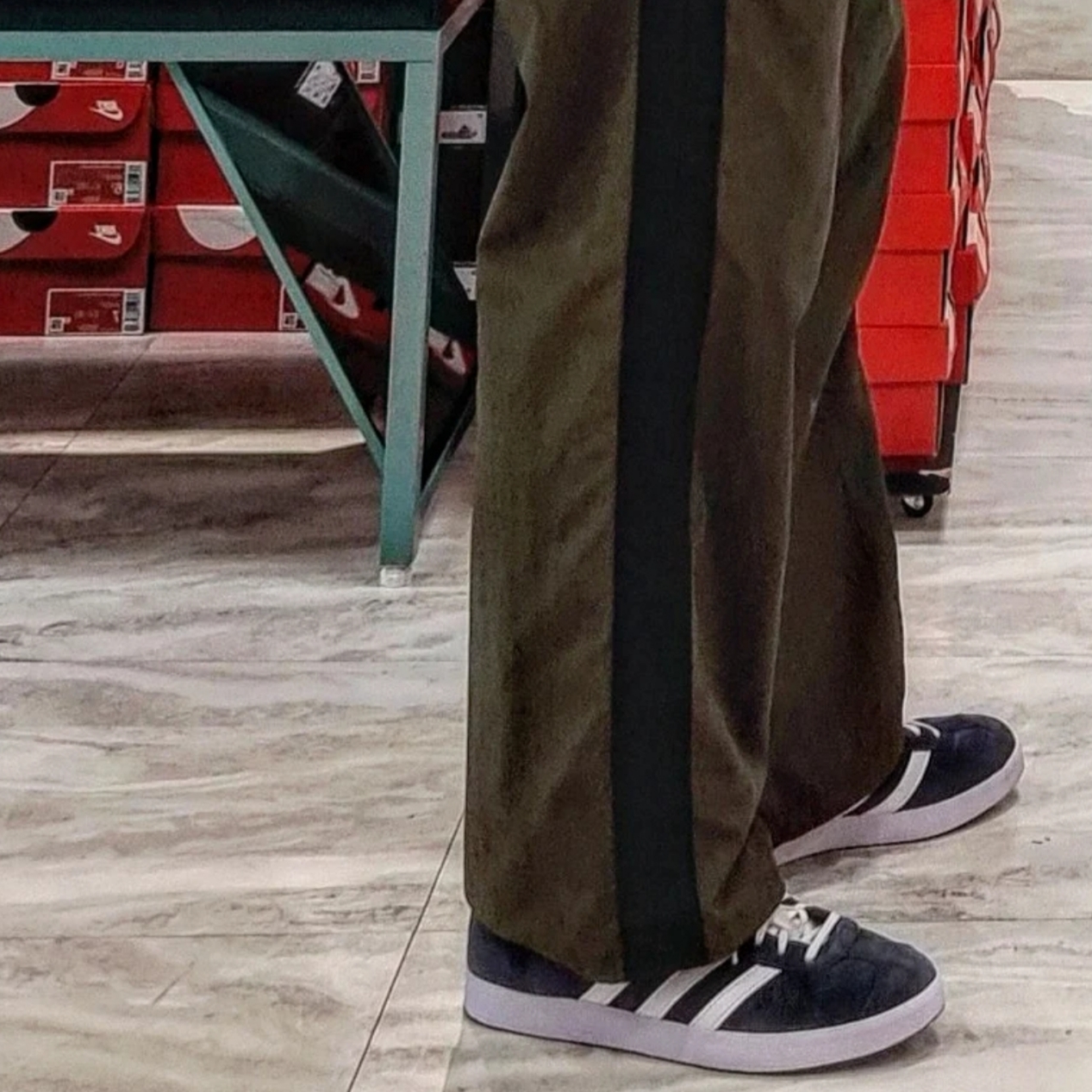 Adidas Gazelle Collegiate Navy 착용 스타일 - 2