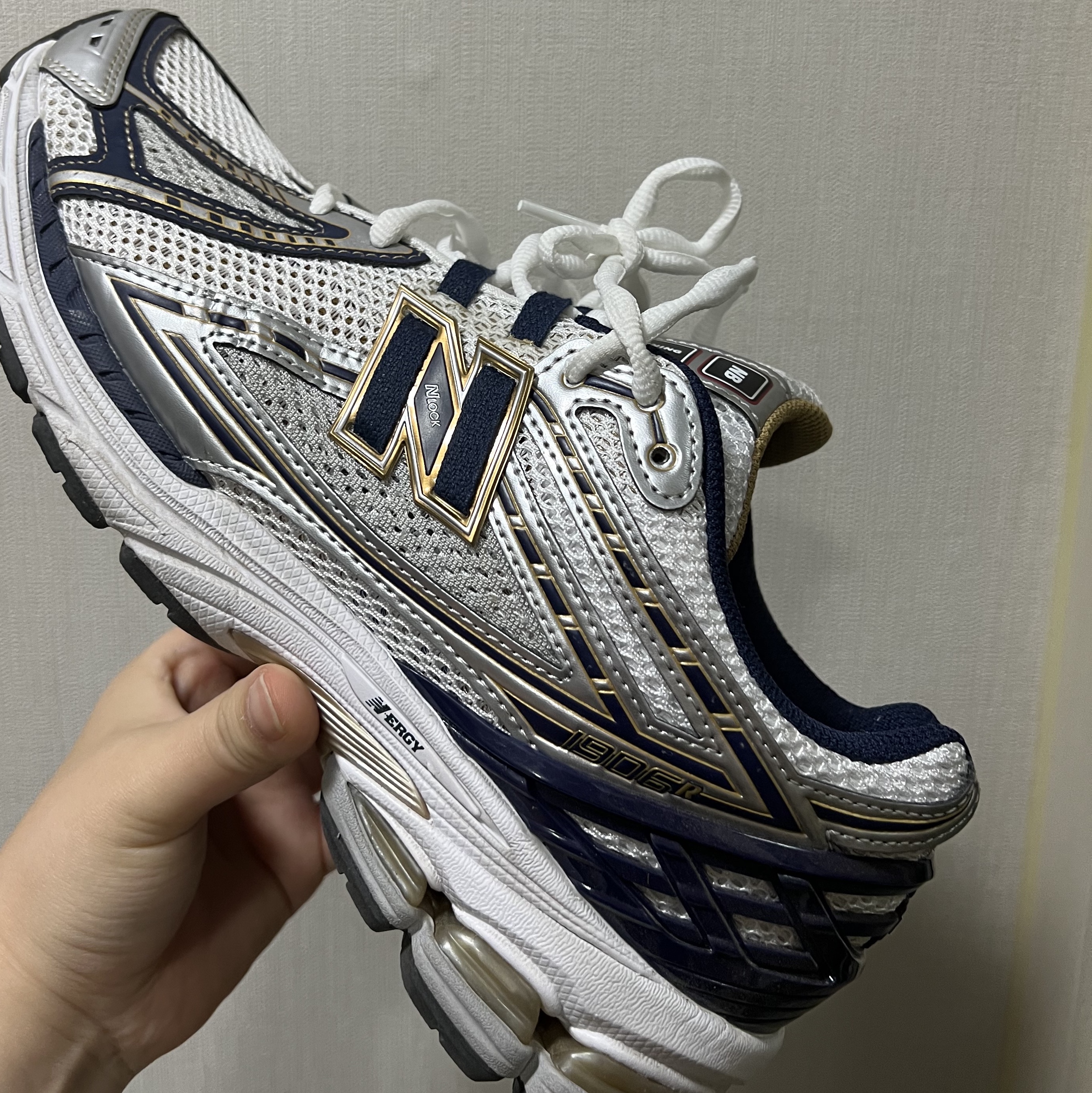 New Balance 1906R White Navy Gold 착용 스타일