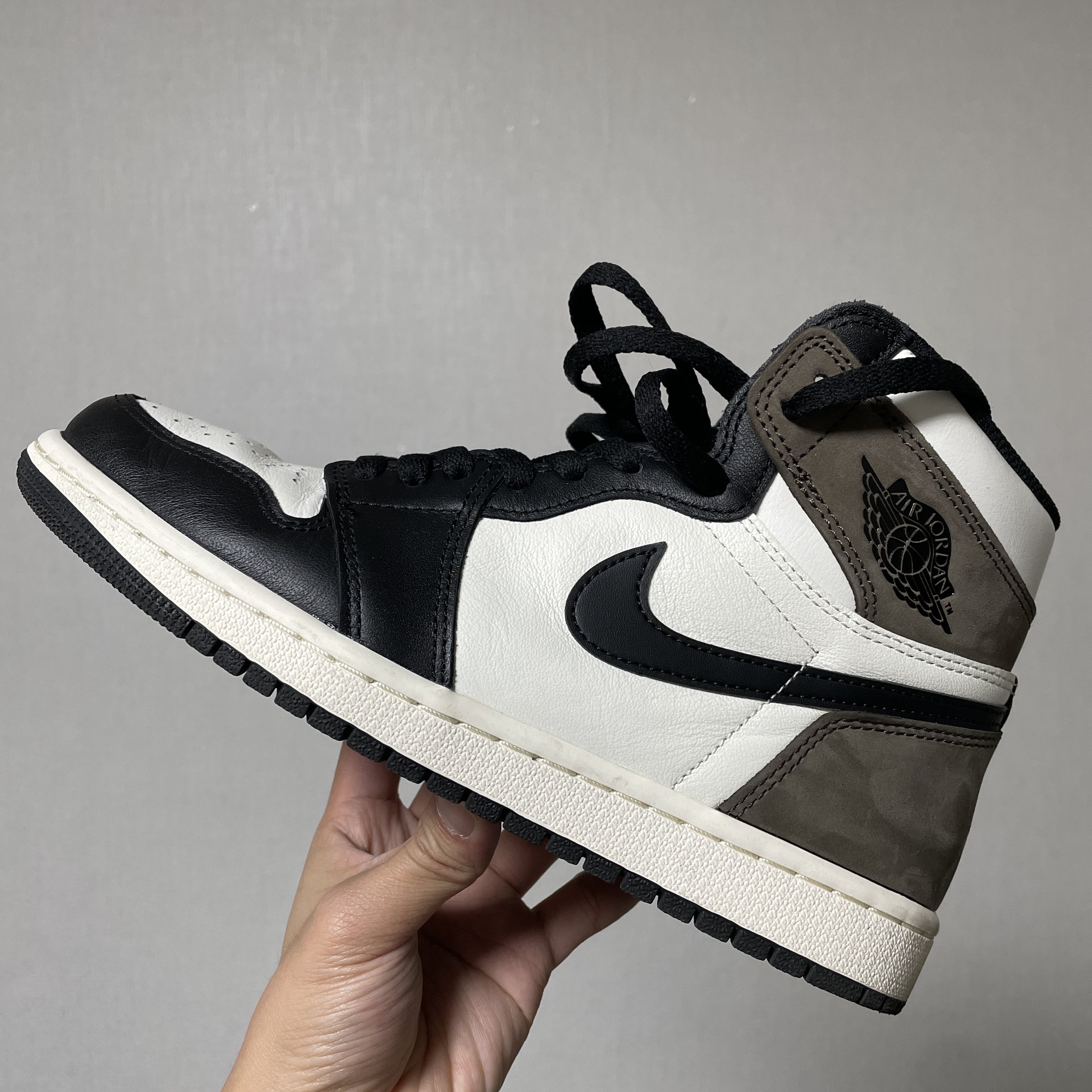 Jordan 1 Retro High OG Black Mocha 착용 스타일