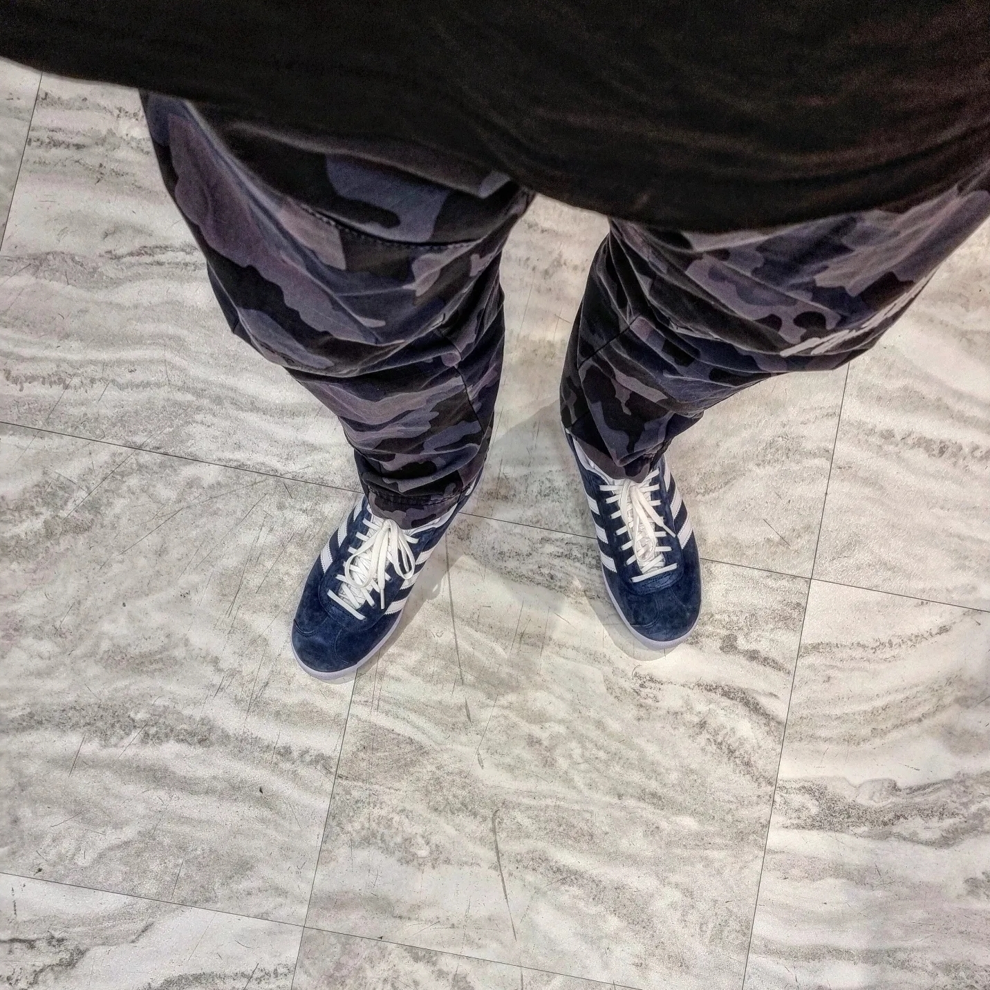 Adidas Gazelle Collegiate Navy 착용 스타일 - 1