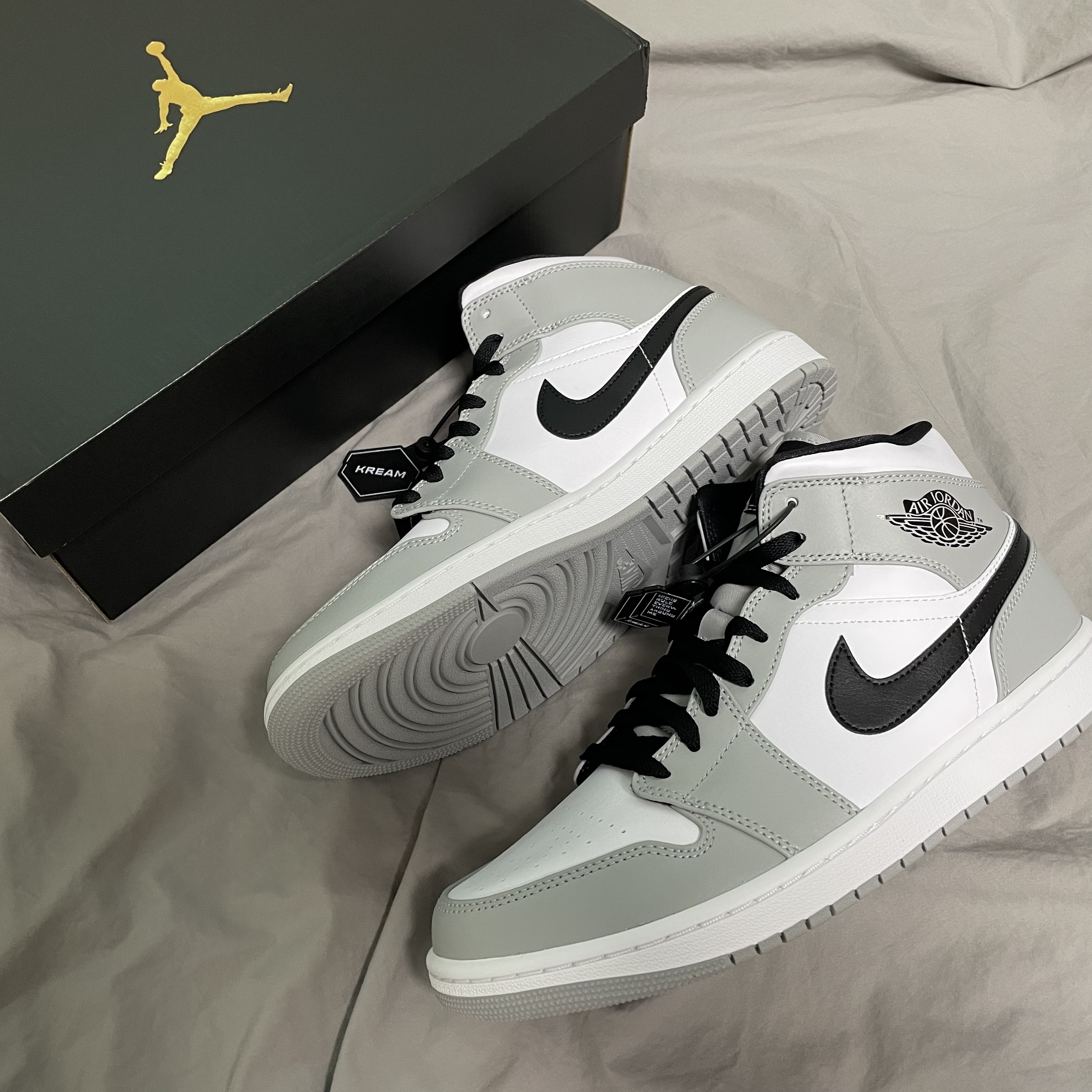 Jordan 1 Mid Light Smoke Grey 착용 스타일