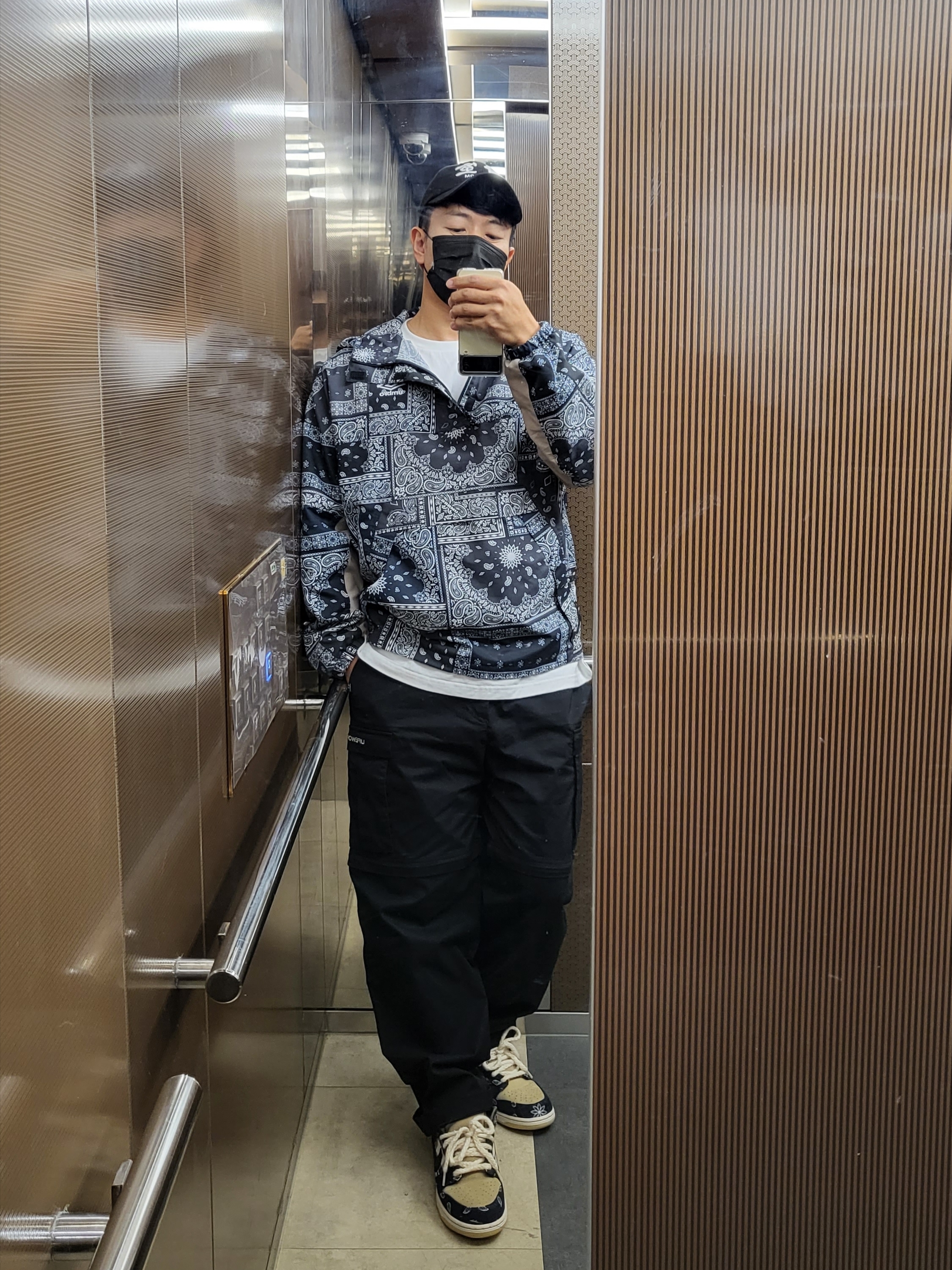 Nike x Travis Scott SB Dunk Low, Darkr8m Studio White Logo Cap 착용 스타일
