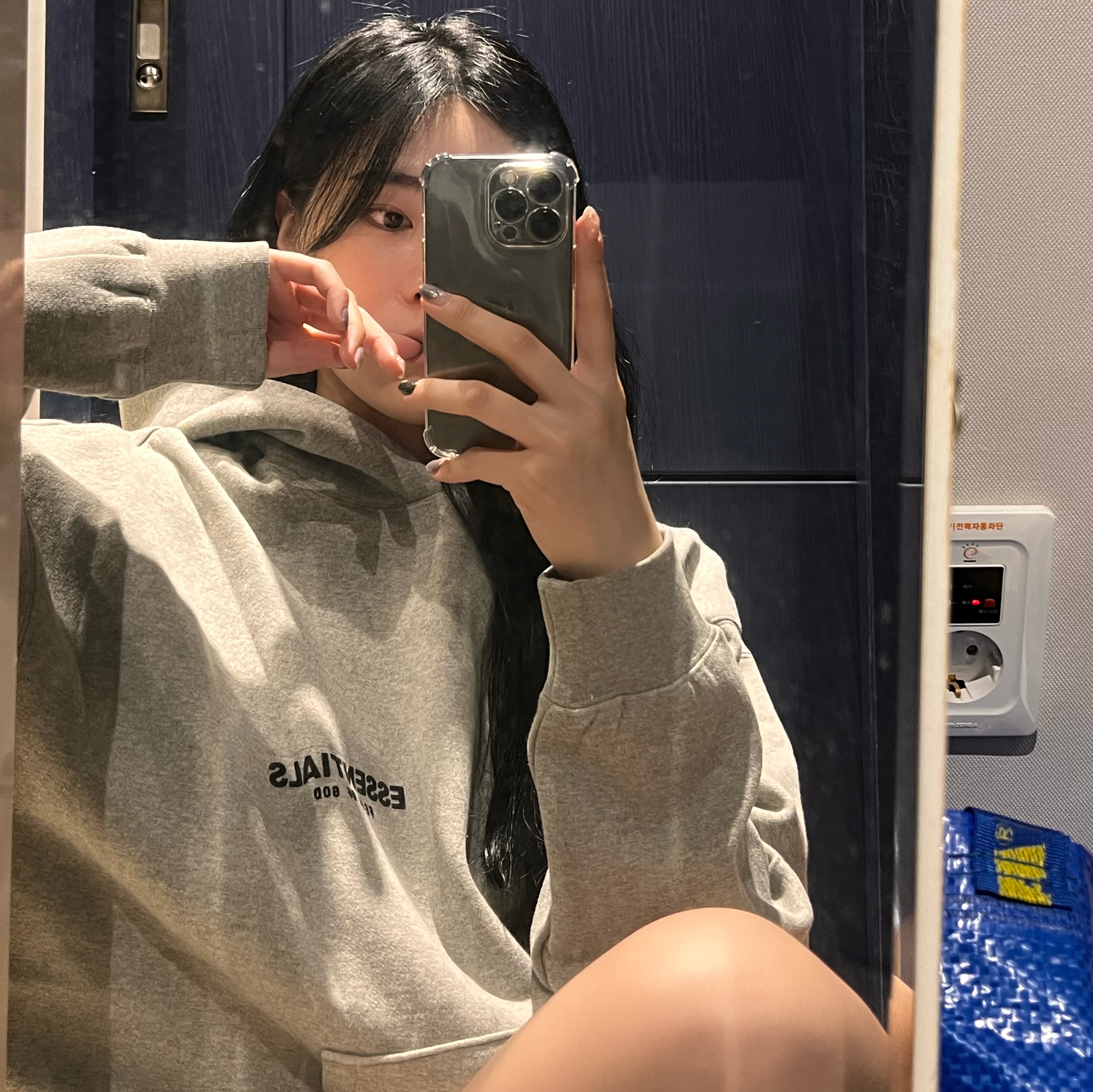 Essentials The Core Collection Hoodie Dark Oatmeal 착용 스타일 - 1