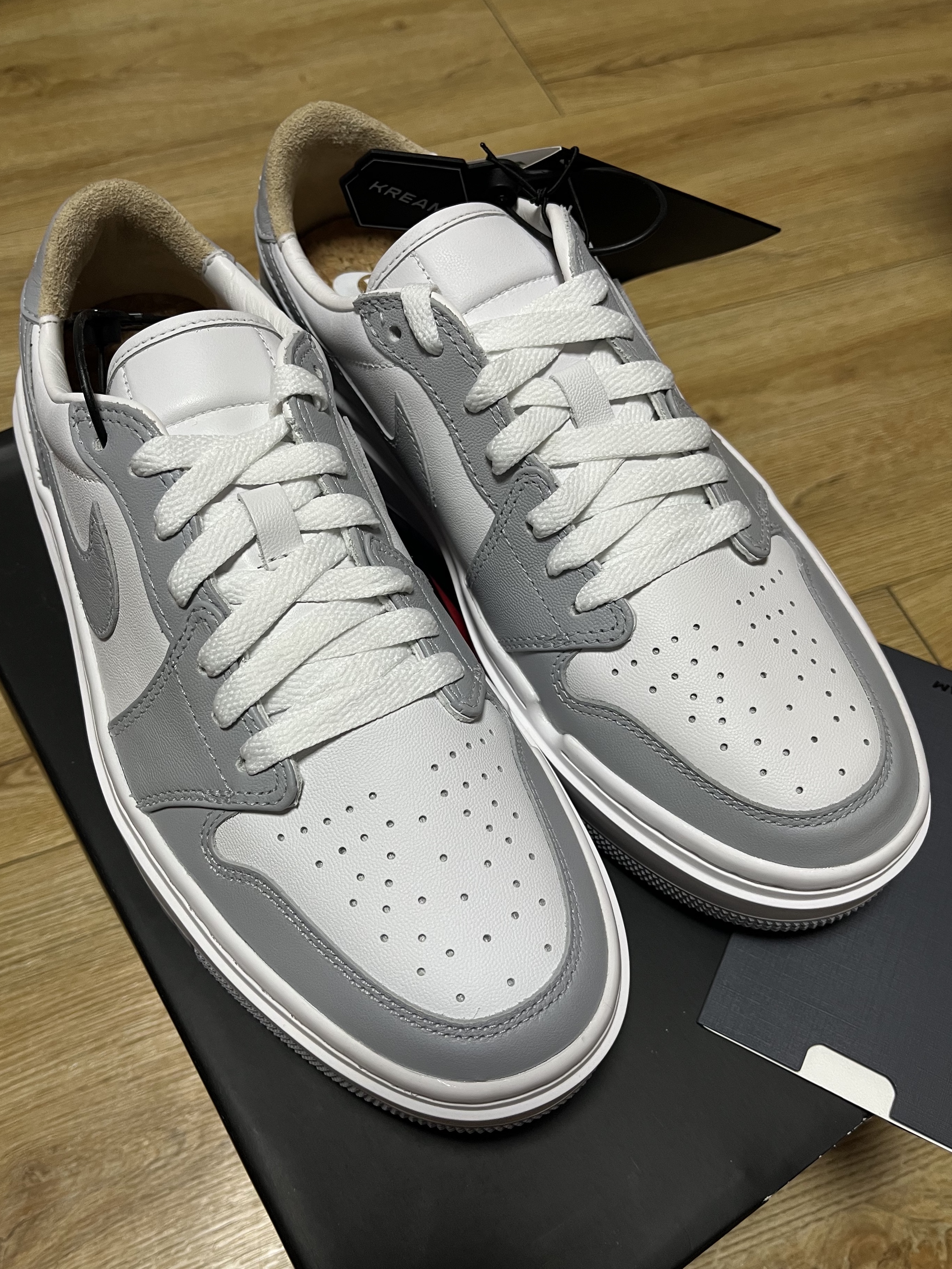(W) Jordan 1 Elevate Low White and Wolf Grey 착용 스타일 - 1