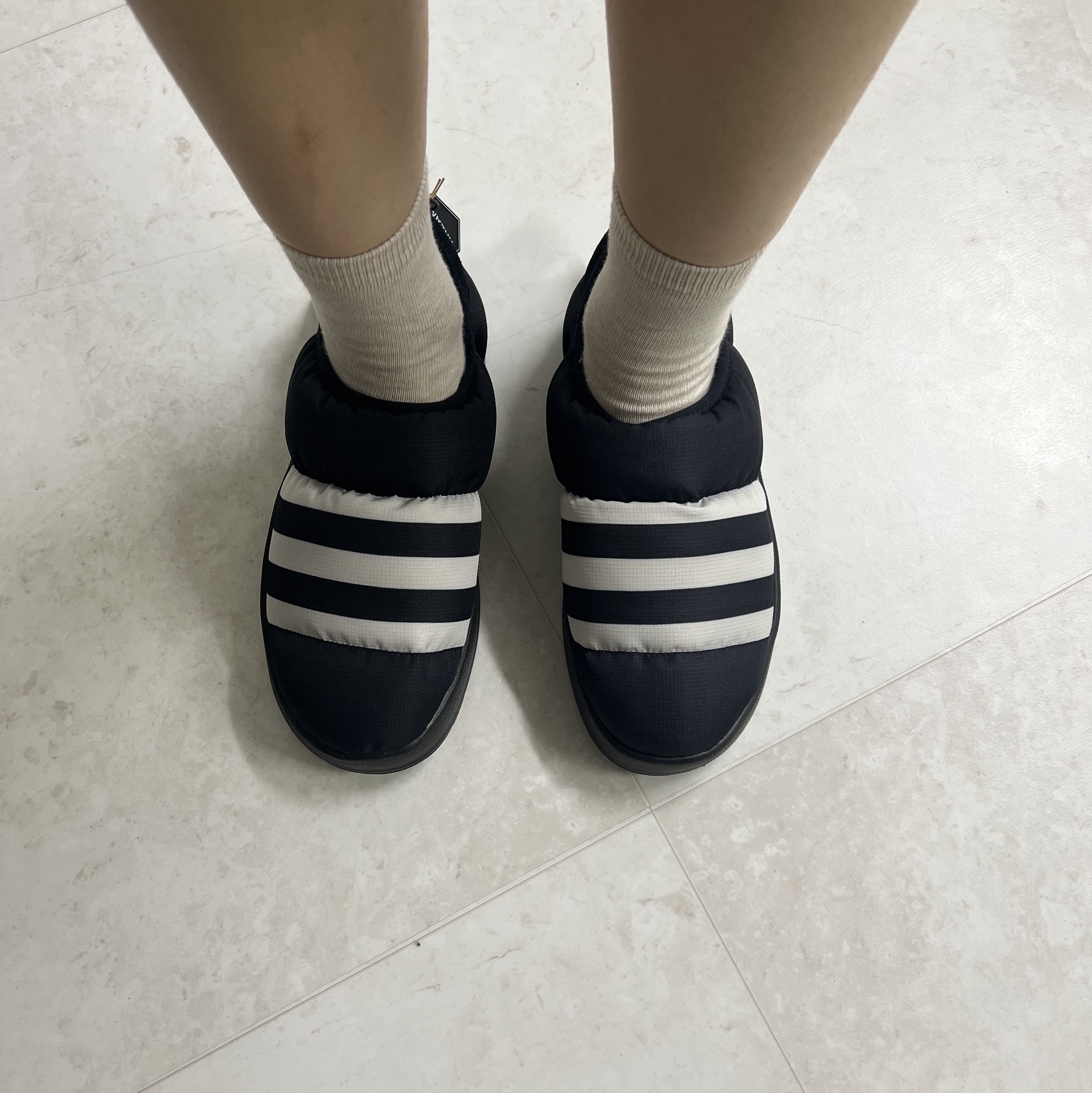 Adidas Puffylette Core Black 착용 스타일 - 2