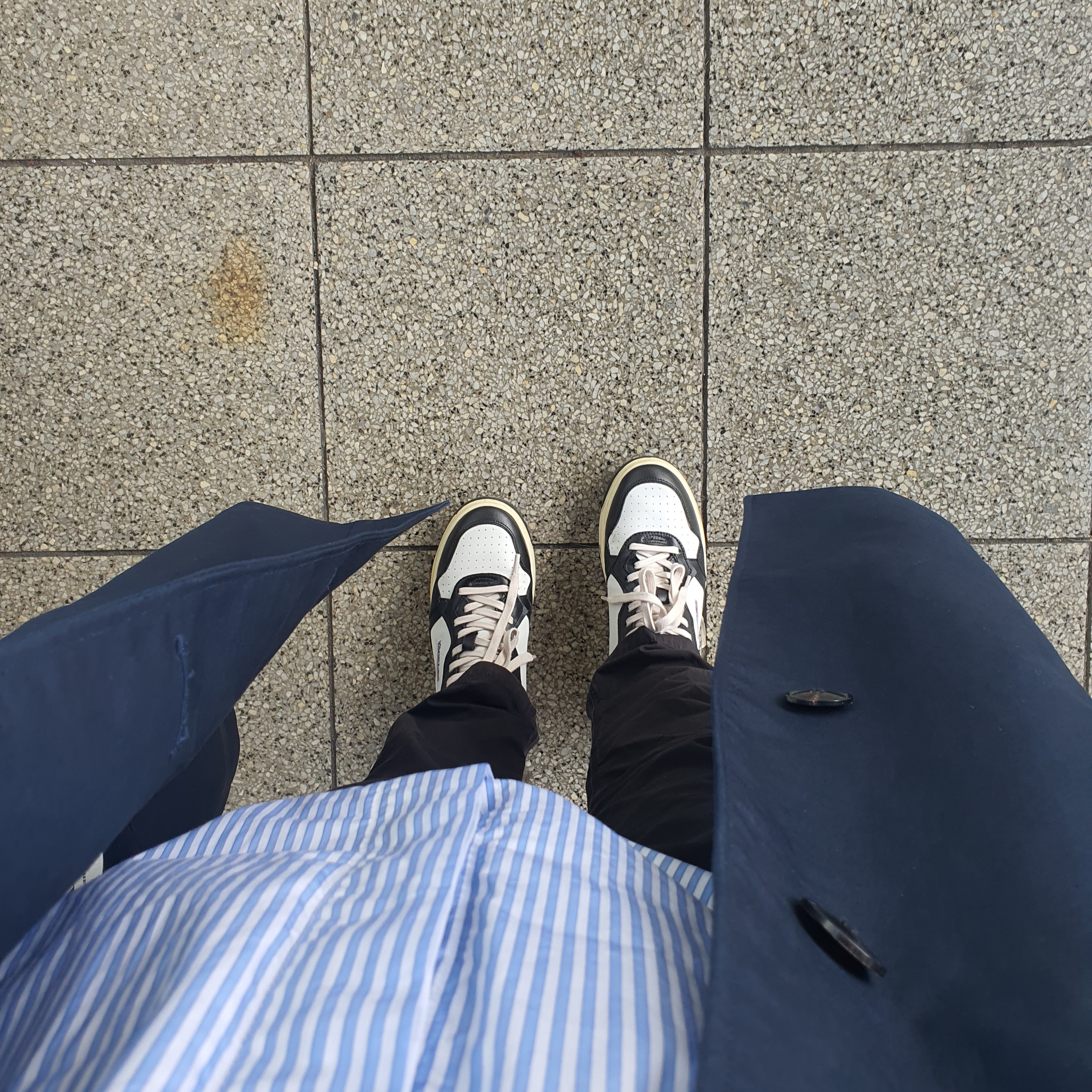 Autry Medalist Low Leather Sneakers Black White 착용 스타일