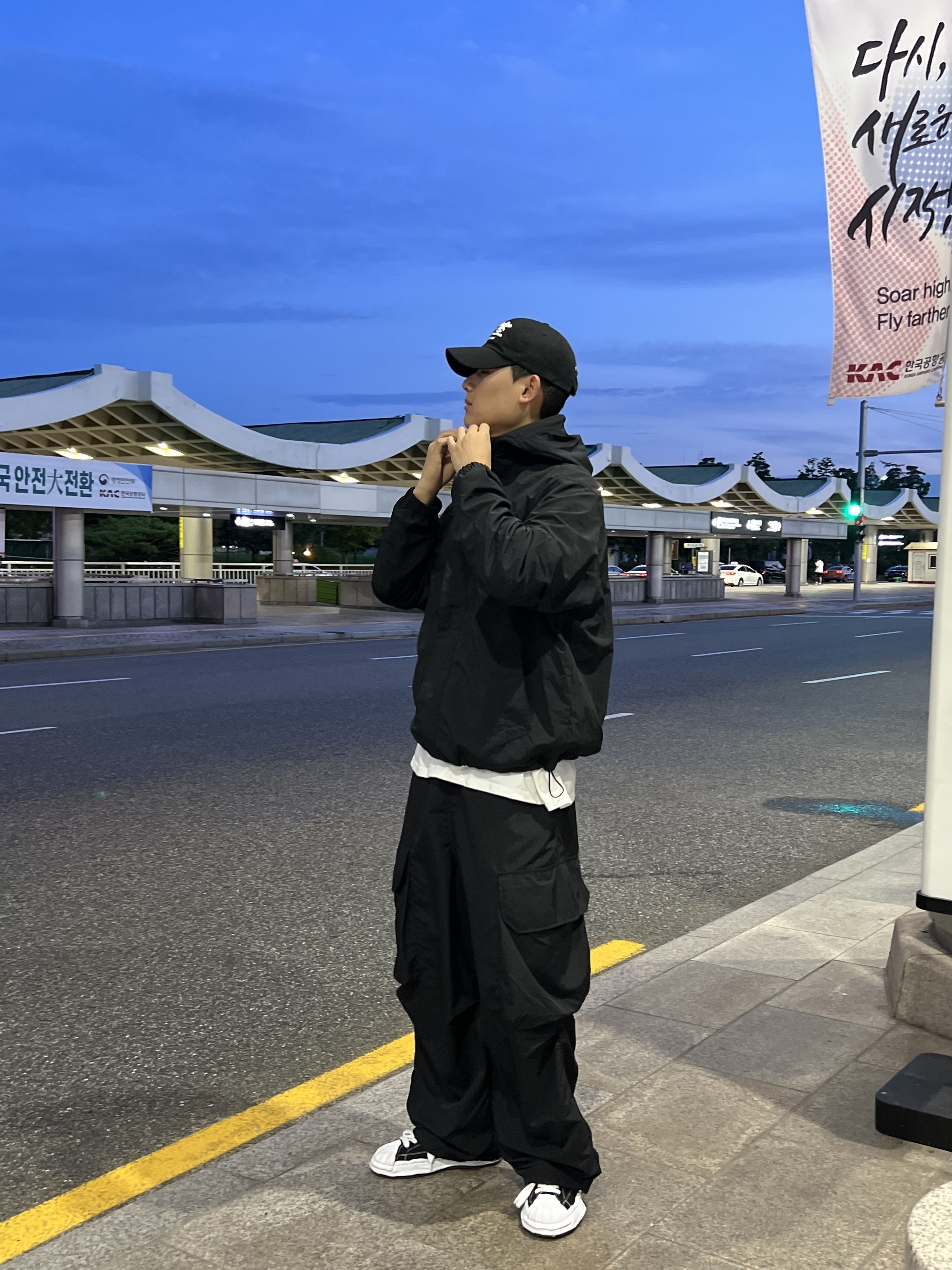 Maison Mihara Yasuhiro Blakey OG Sole Canvas Low-top Sneakers Black White, Darkr8m Studio White Logo Cap 착용 스타일 - 2