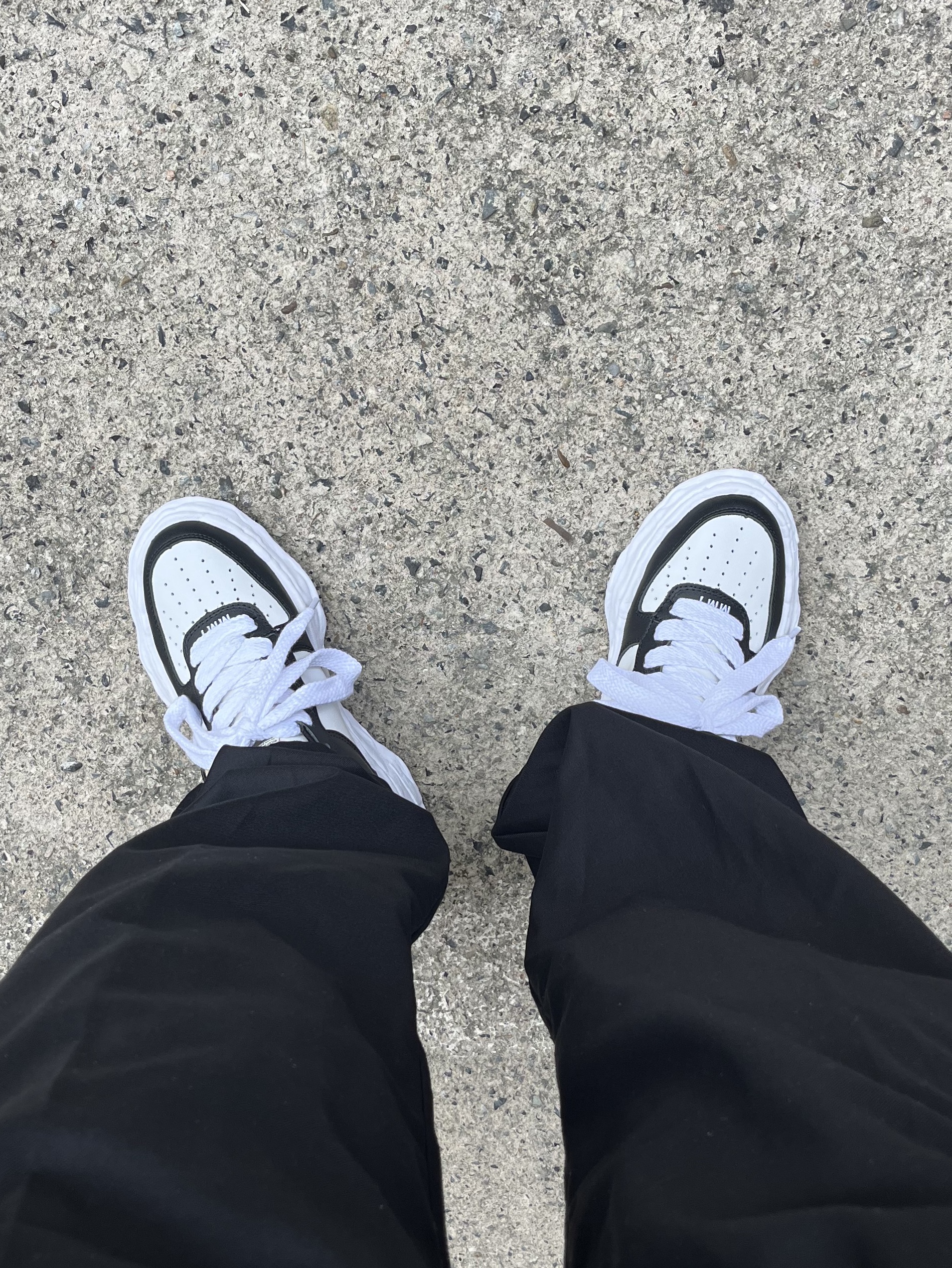 Maison Mihara Yasuhiro Wayne OG Sole Leather Low-top Sneakers Black White 착용 스타일 - 2