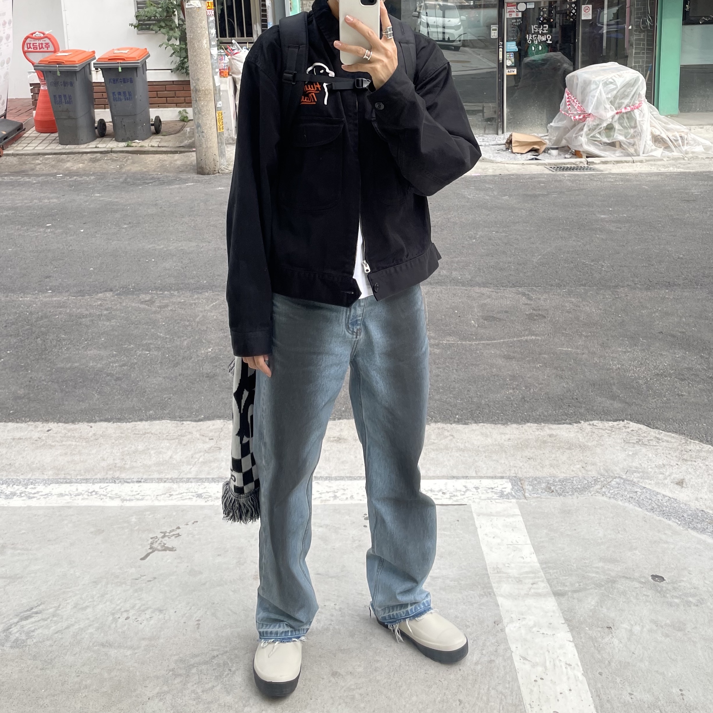 Ader Error Shab Jeans Blue, Apple AirPods Max Lightning Silver (Korean Ver.) 착용 스타일 - 3